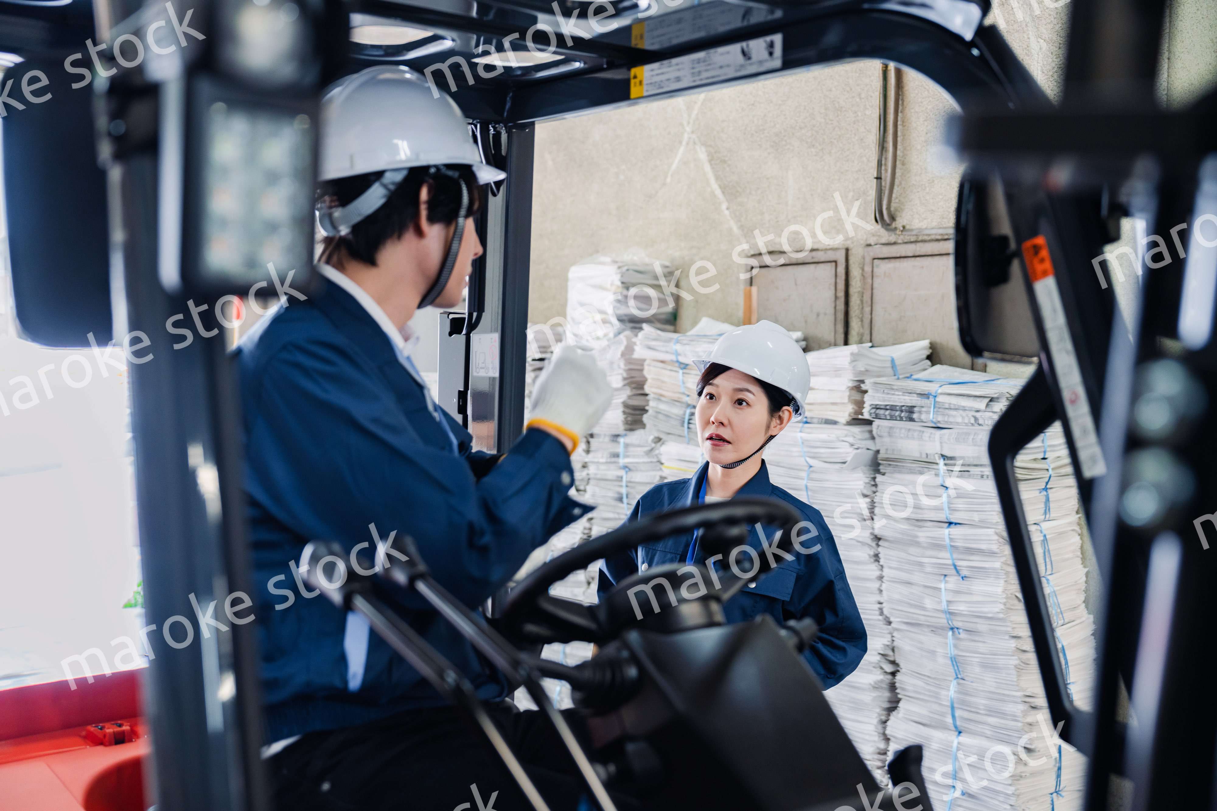 新聞の配送センターで働くスタッフ