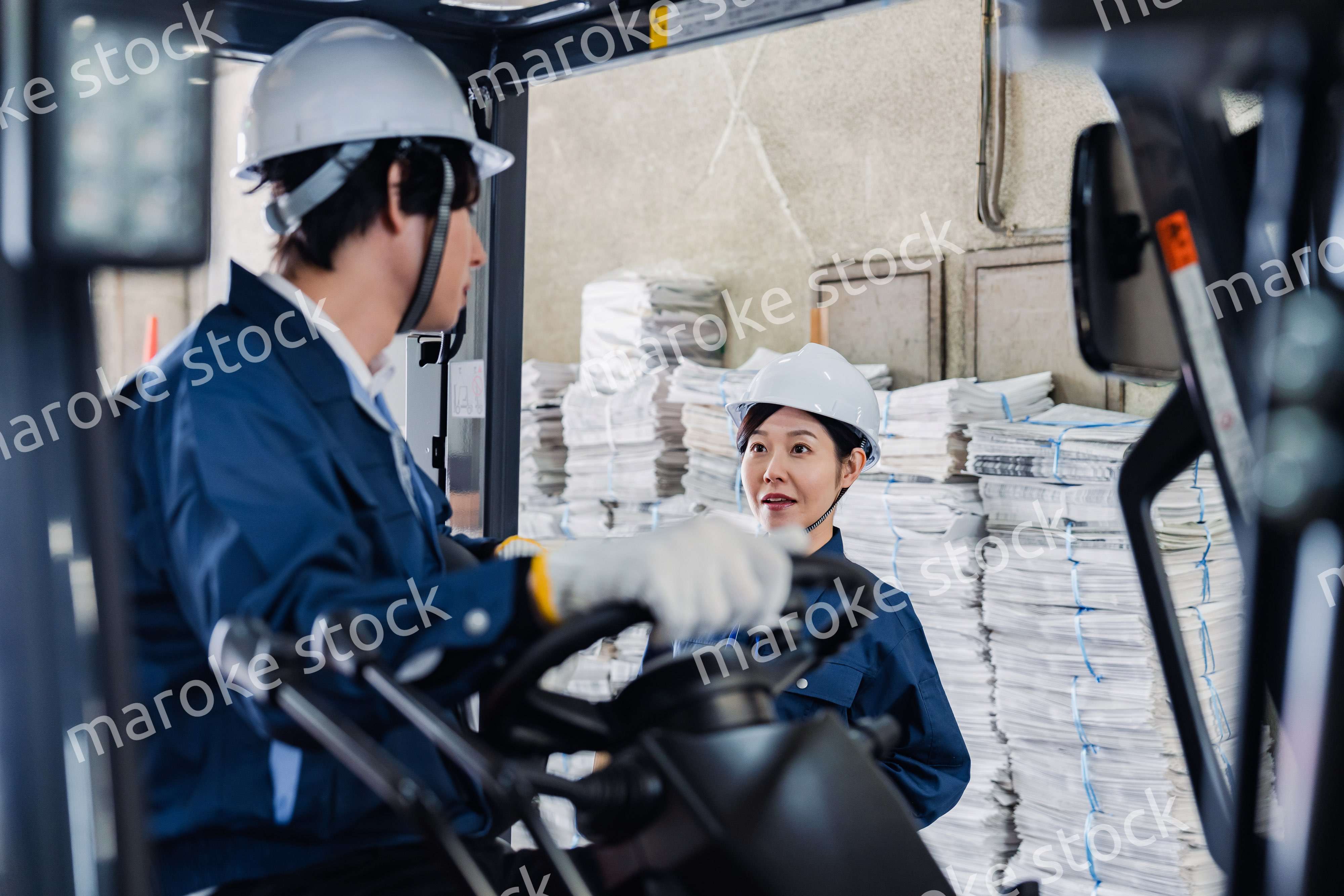 新聞の配送センターで働くスタッフ