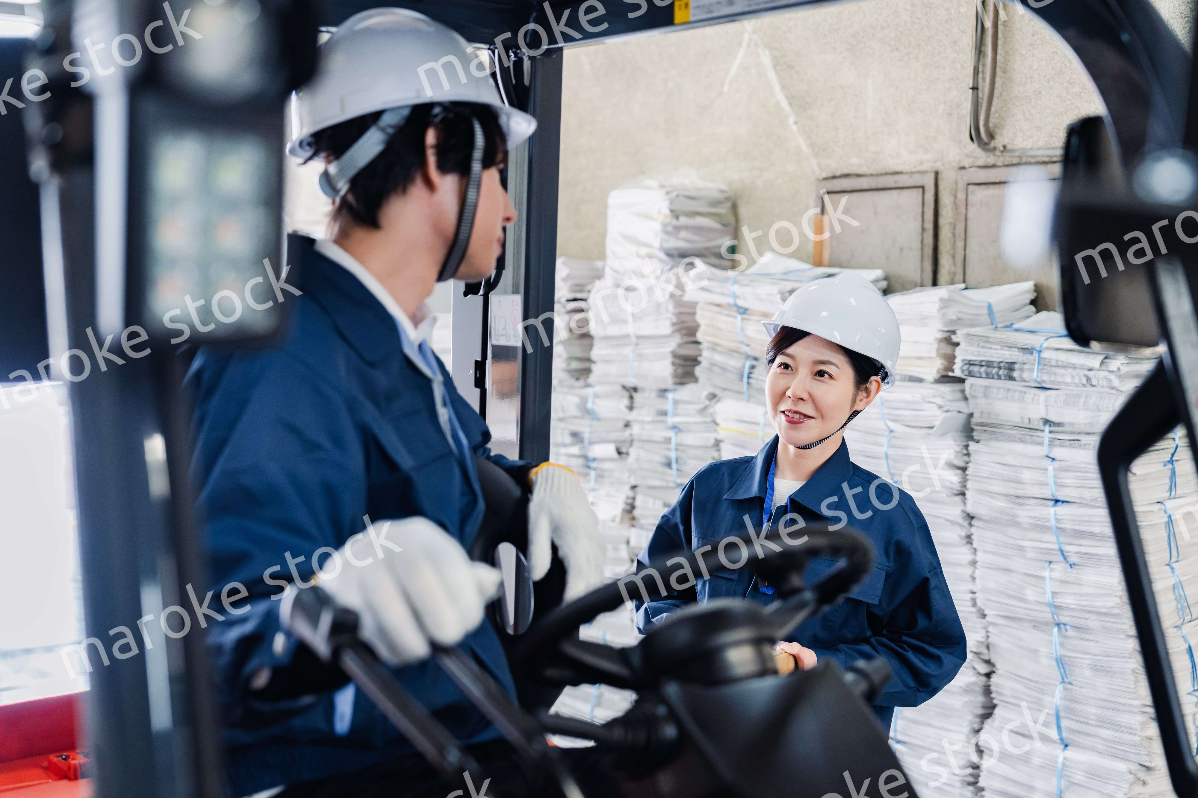 新聞の配送センターで働くスタッフ