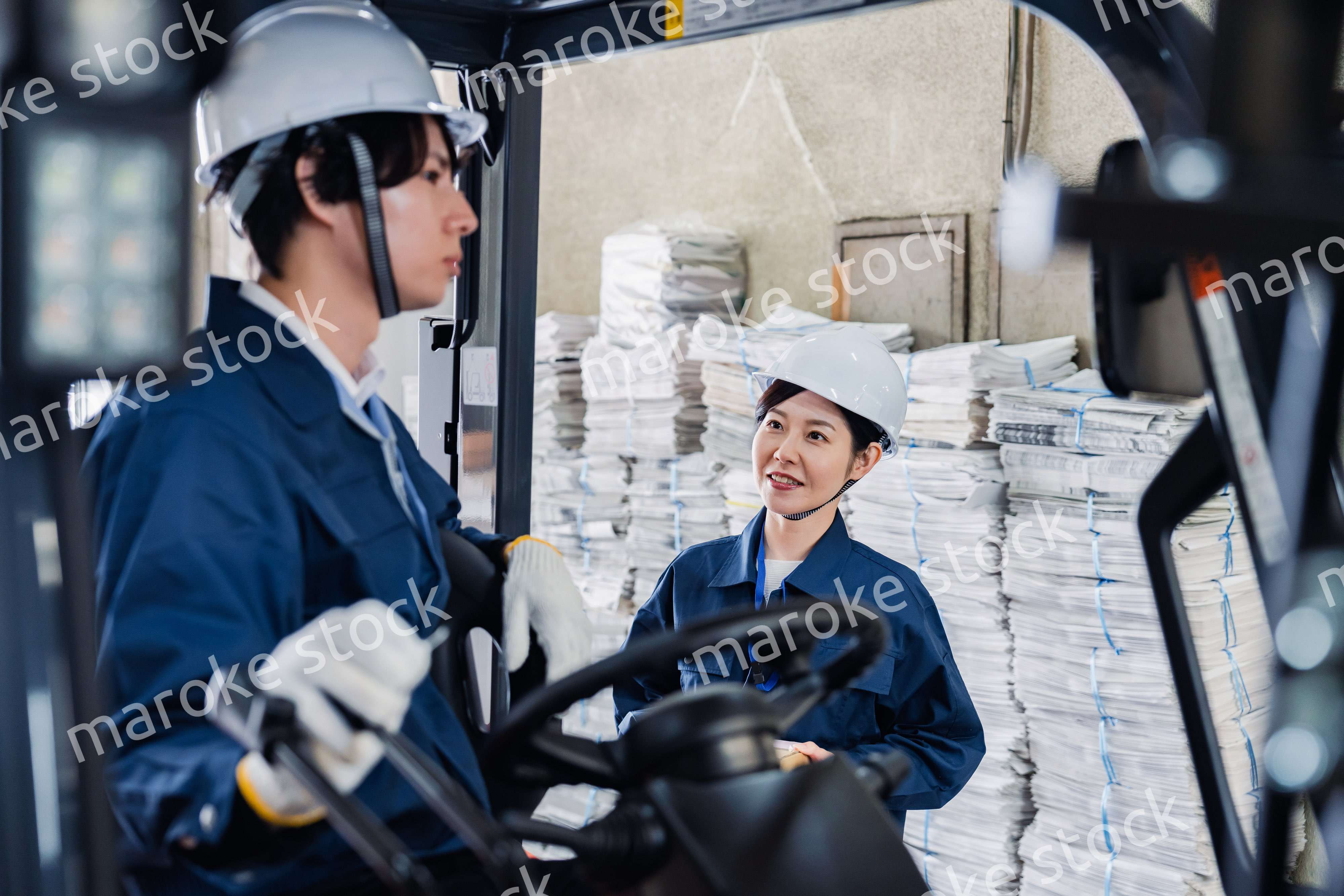 新聞の配送センターで働くスタッフ