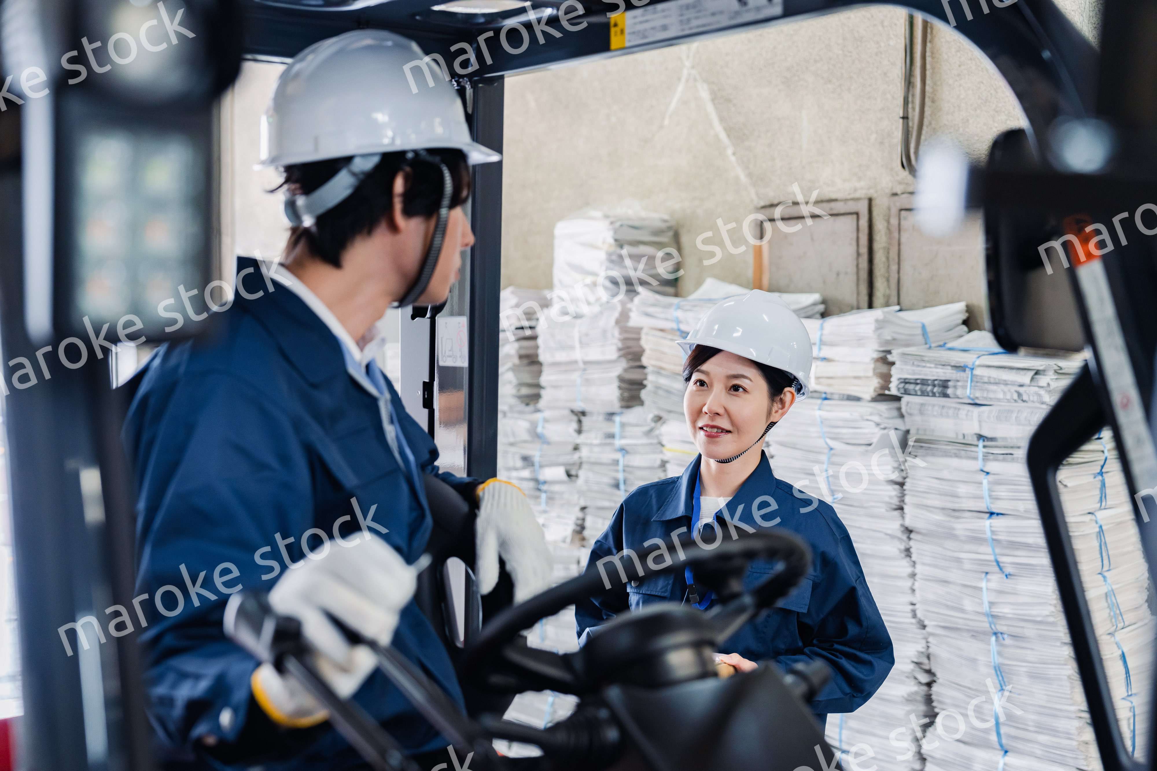 新聞の配送センターで働くスタッフ