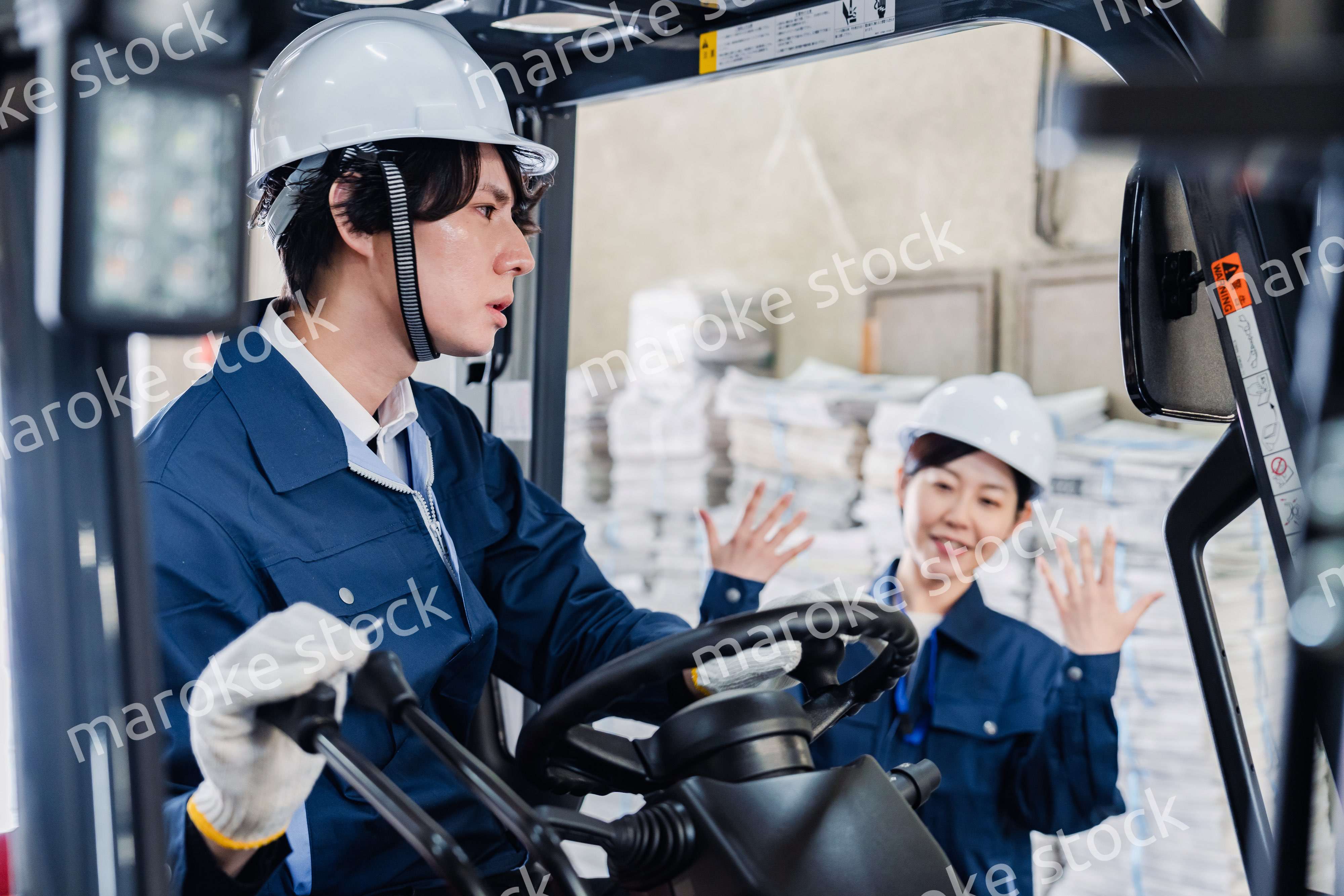 新聞の配送センターで働くスタッフ