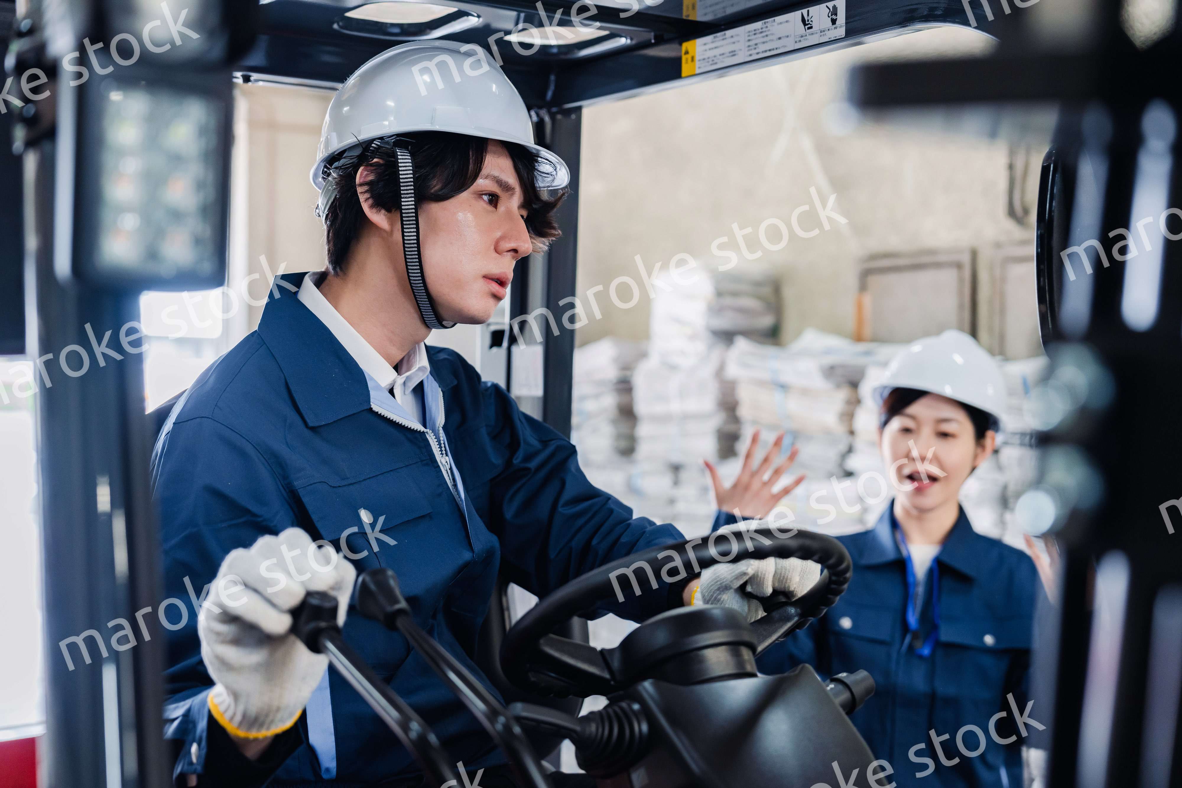 新聞の配送センターで働くスタッフ