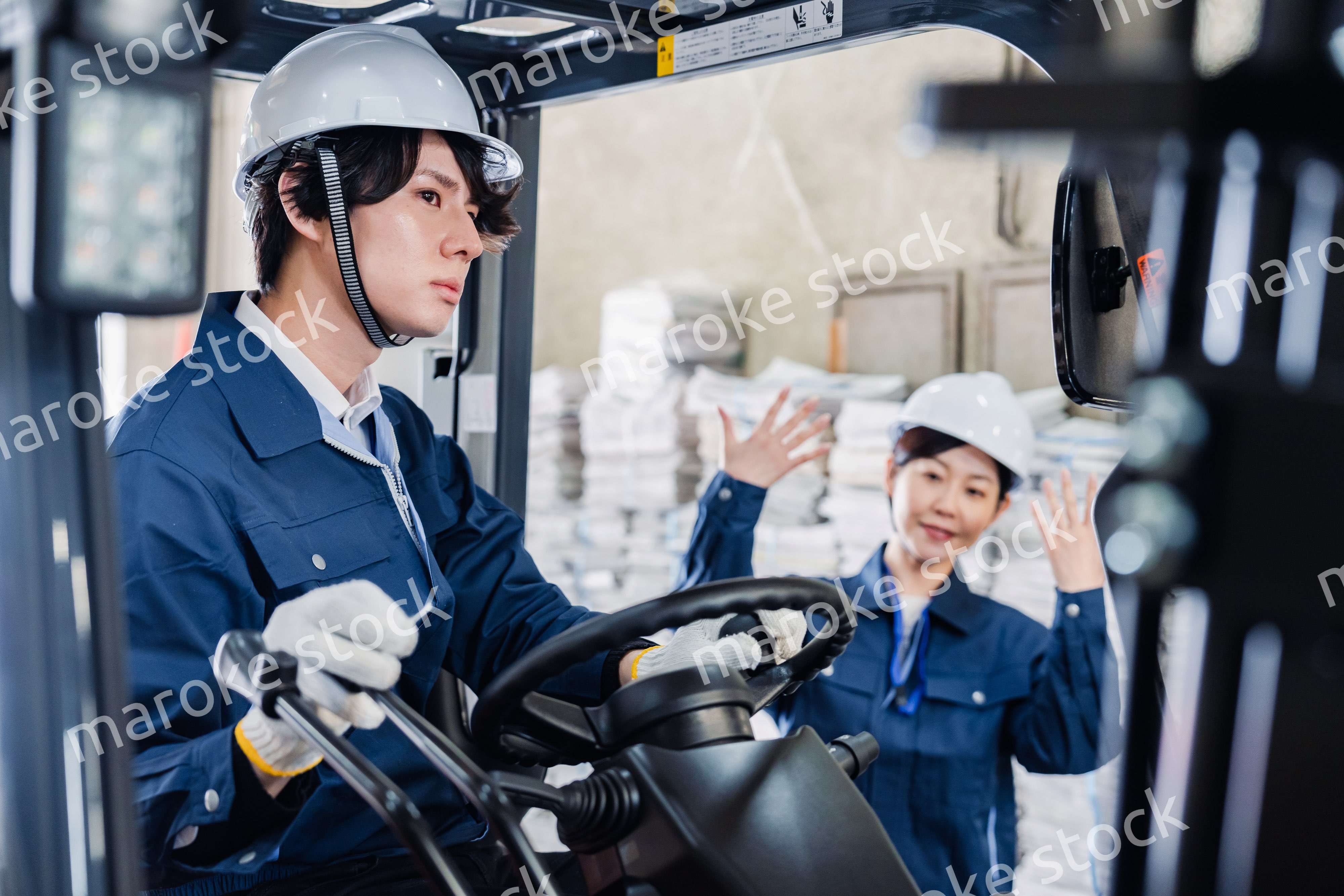 新聞の配送センターで働くスタッフ