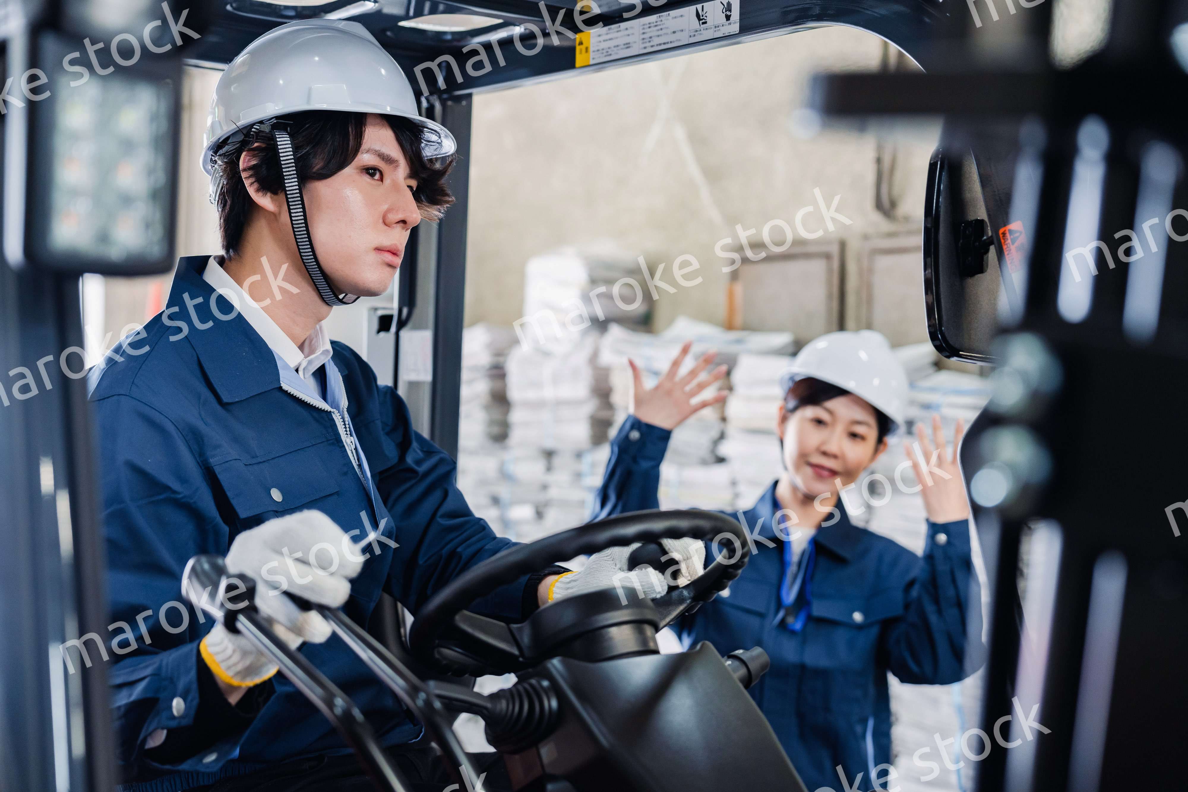 新聞の配送センターで働くスタッフ