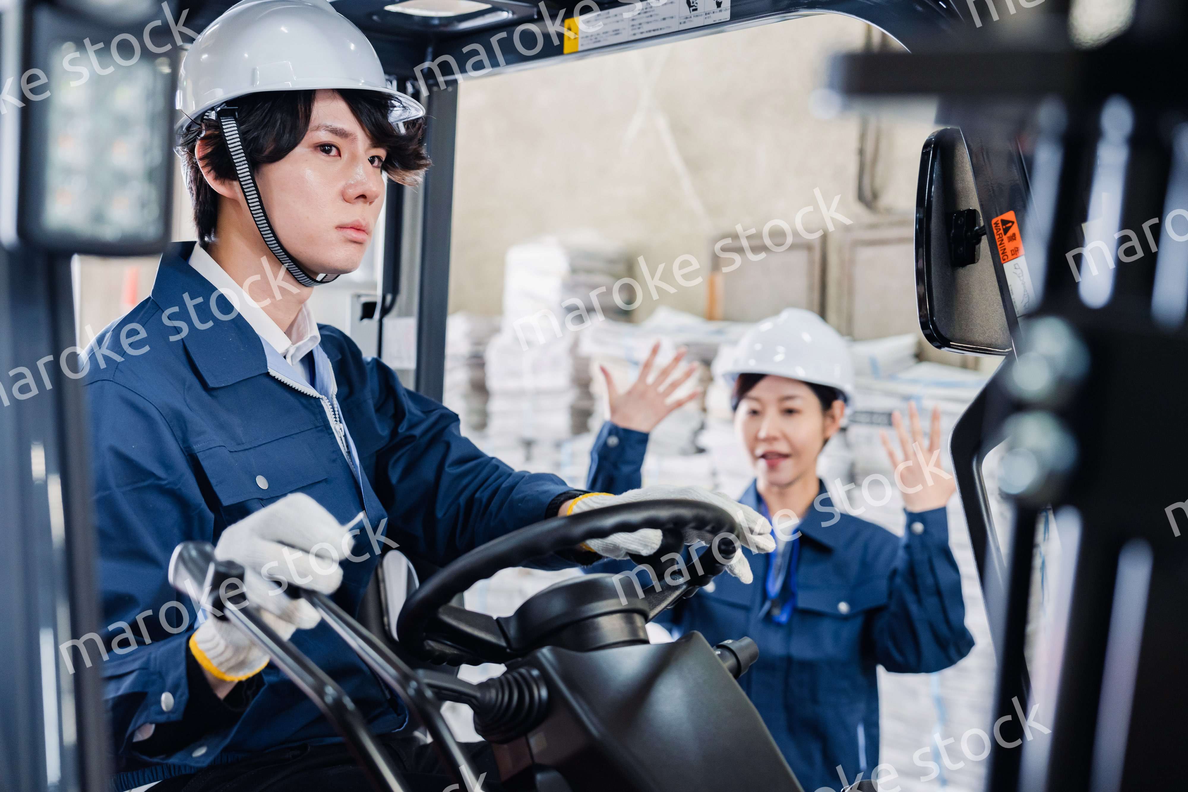 新聞の配送センターで働くスタッフ