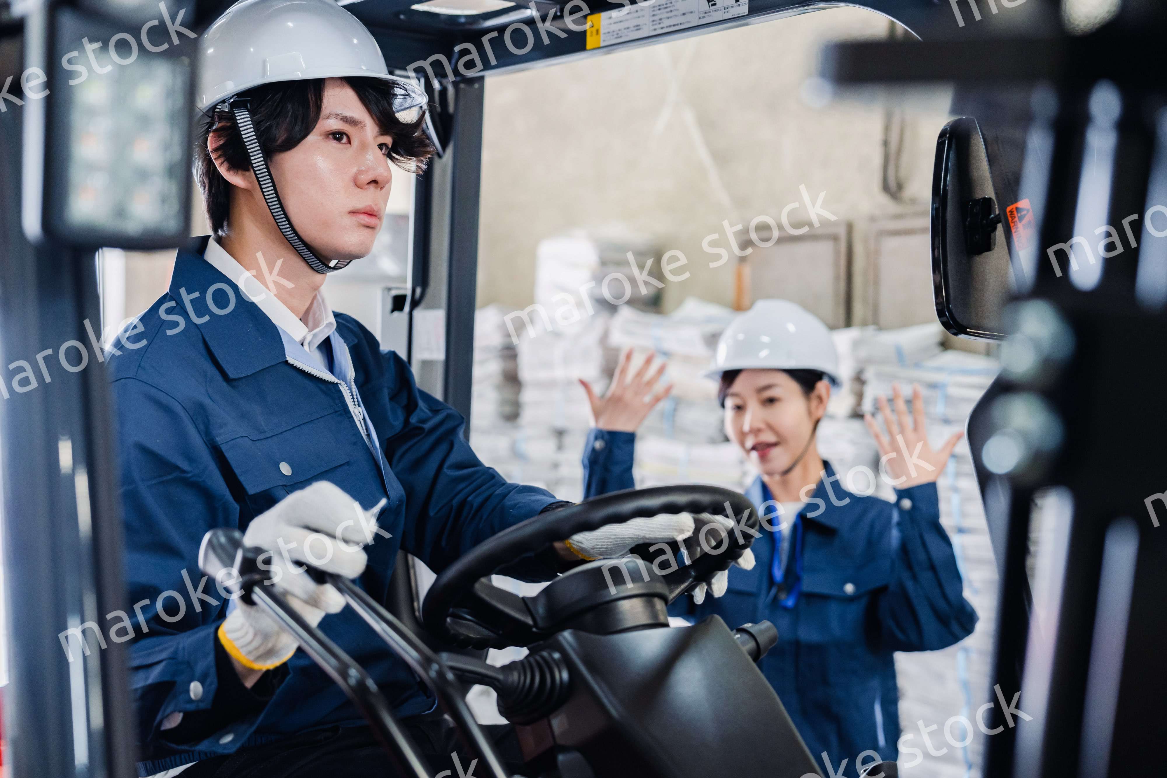 新聞の配送センターで働くスタッフ