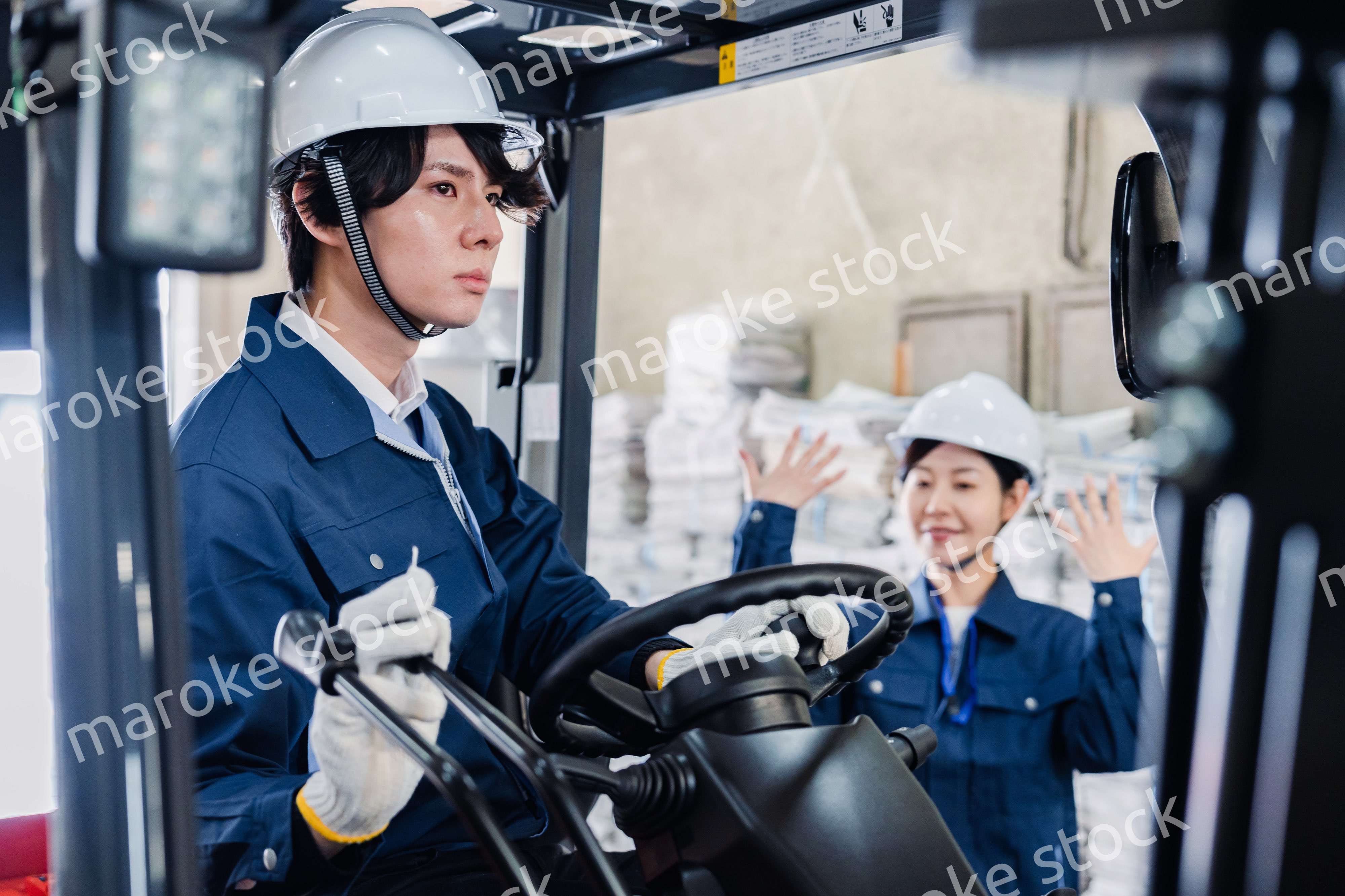 新聞の配送センターで働くスタッフ