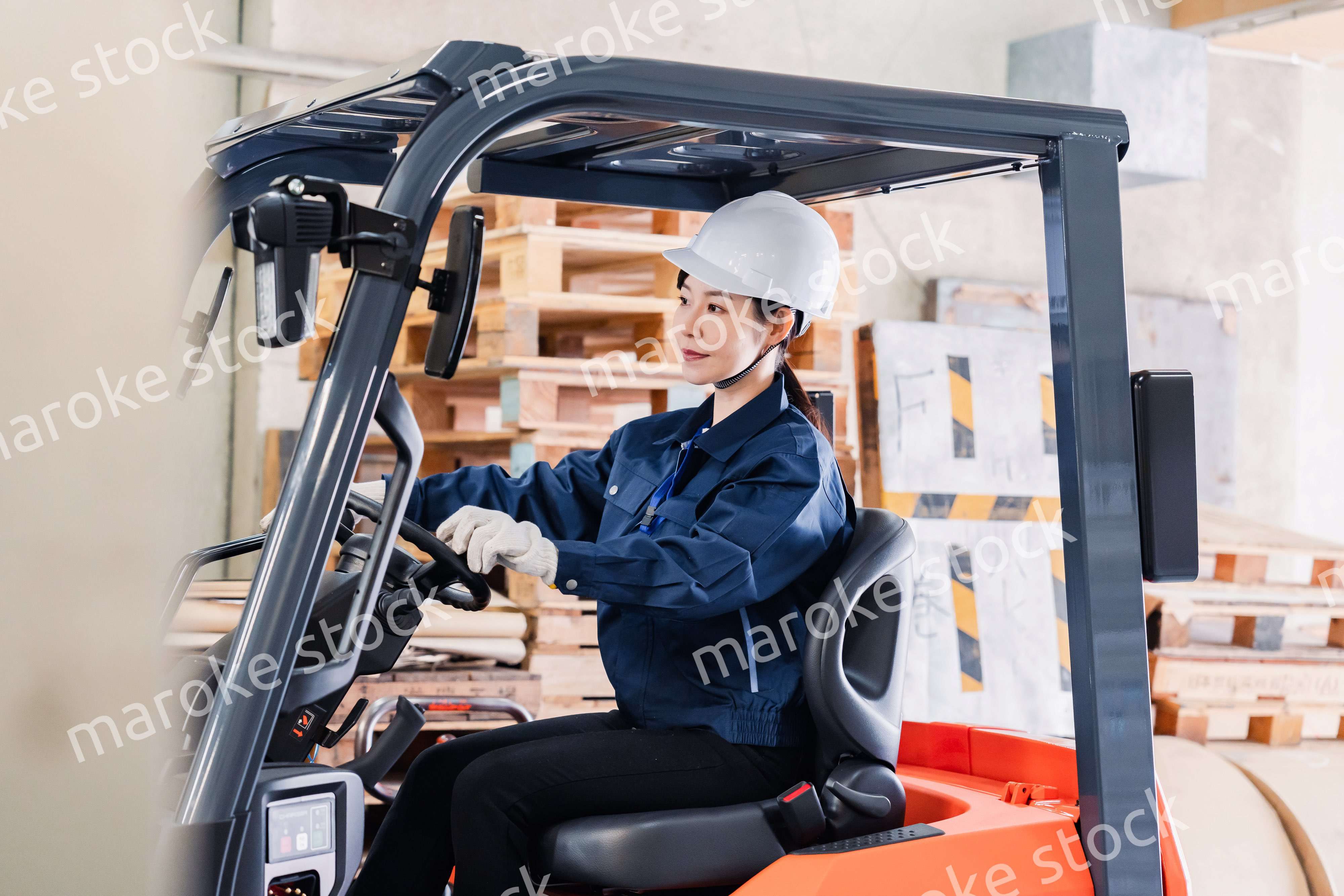 重機を操縦する女性作業員