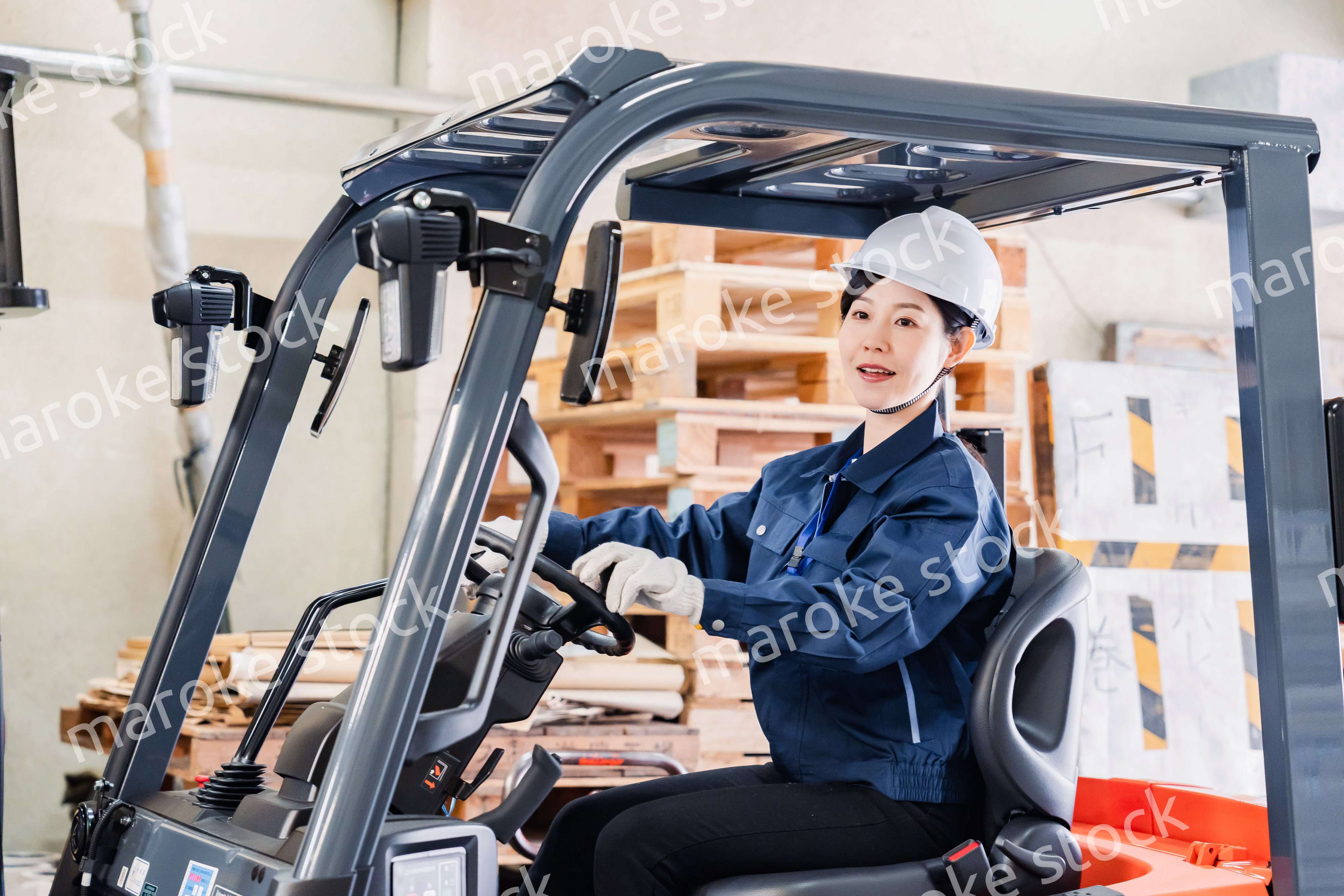 重機を操縦する女性作業員