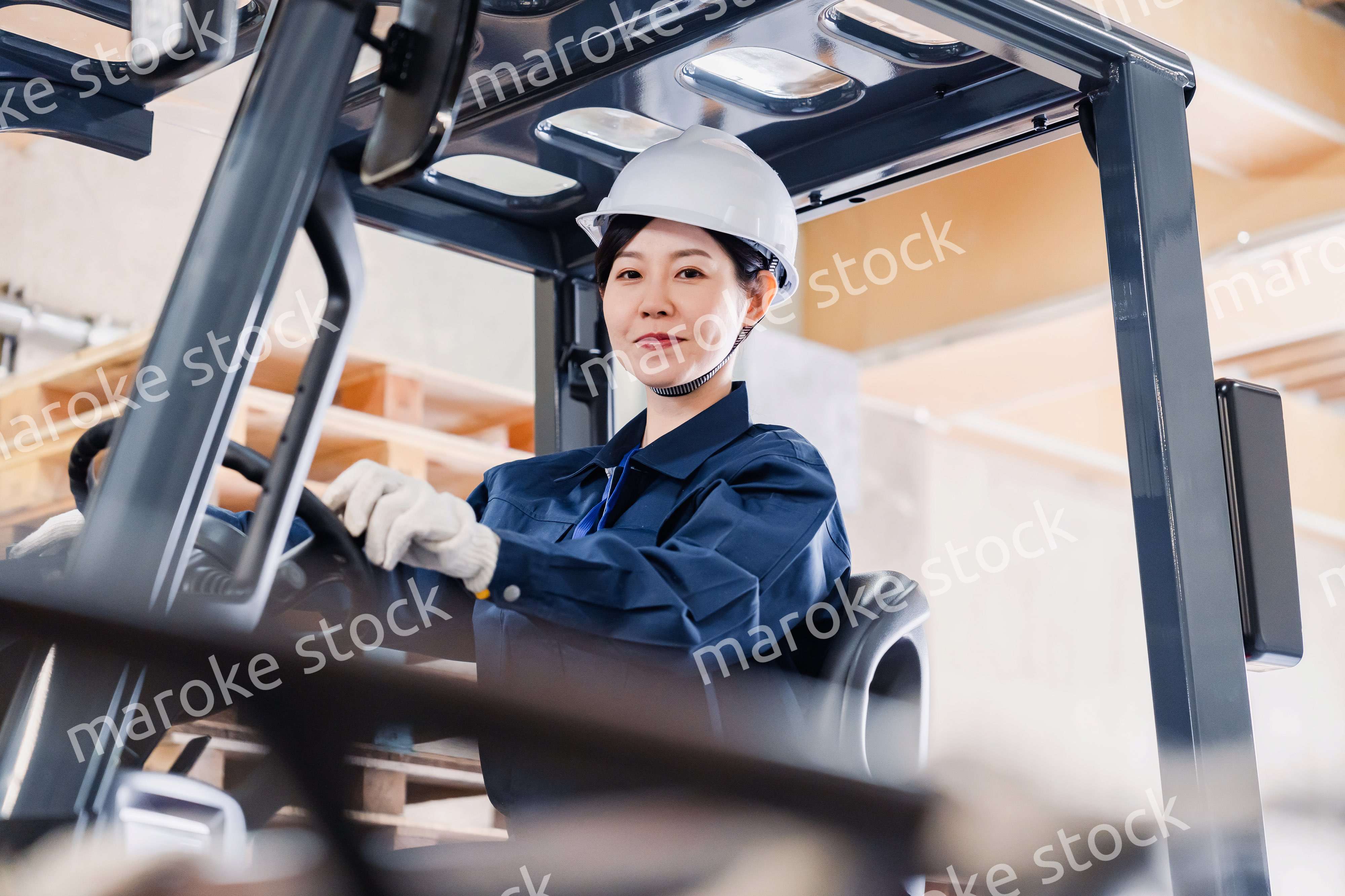 重機を操縦する女性作業員