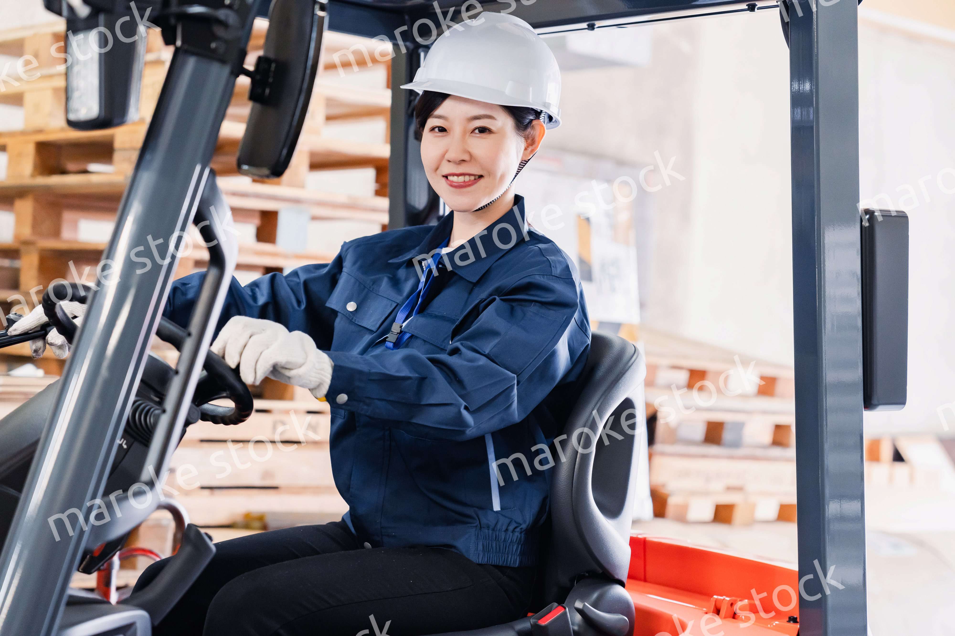 重機を操縦する女性作業員