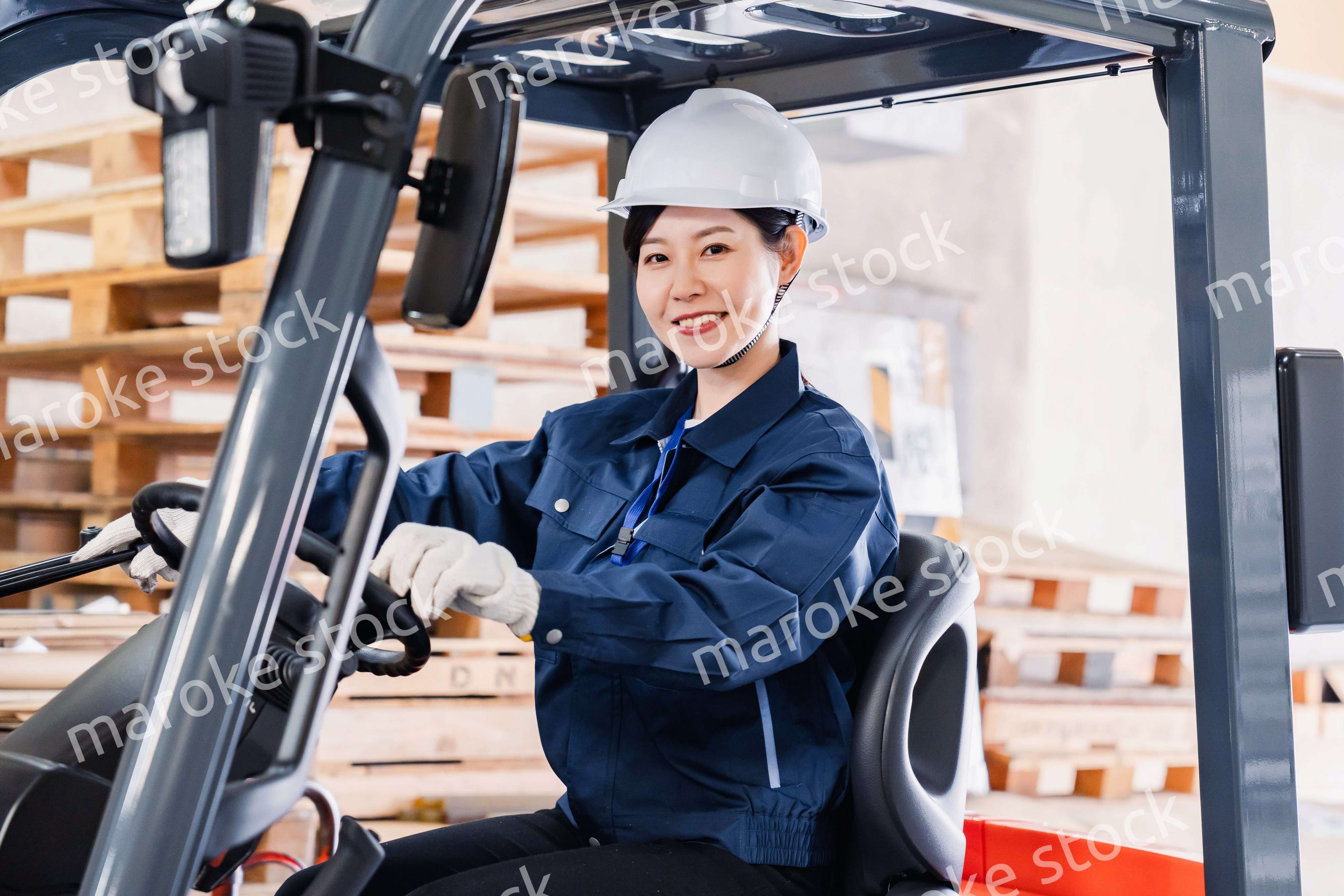 重機を操縦する女性作業員