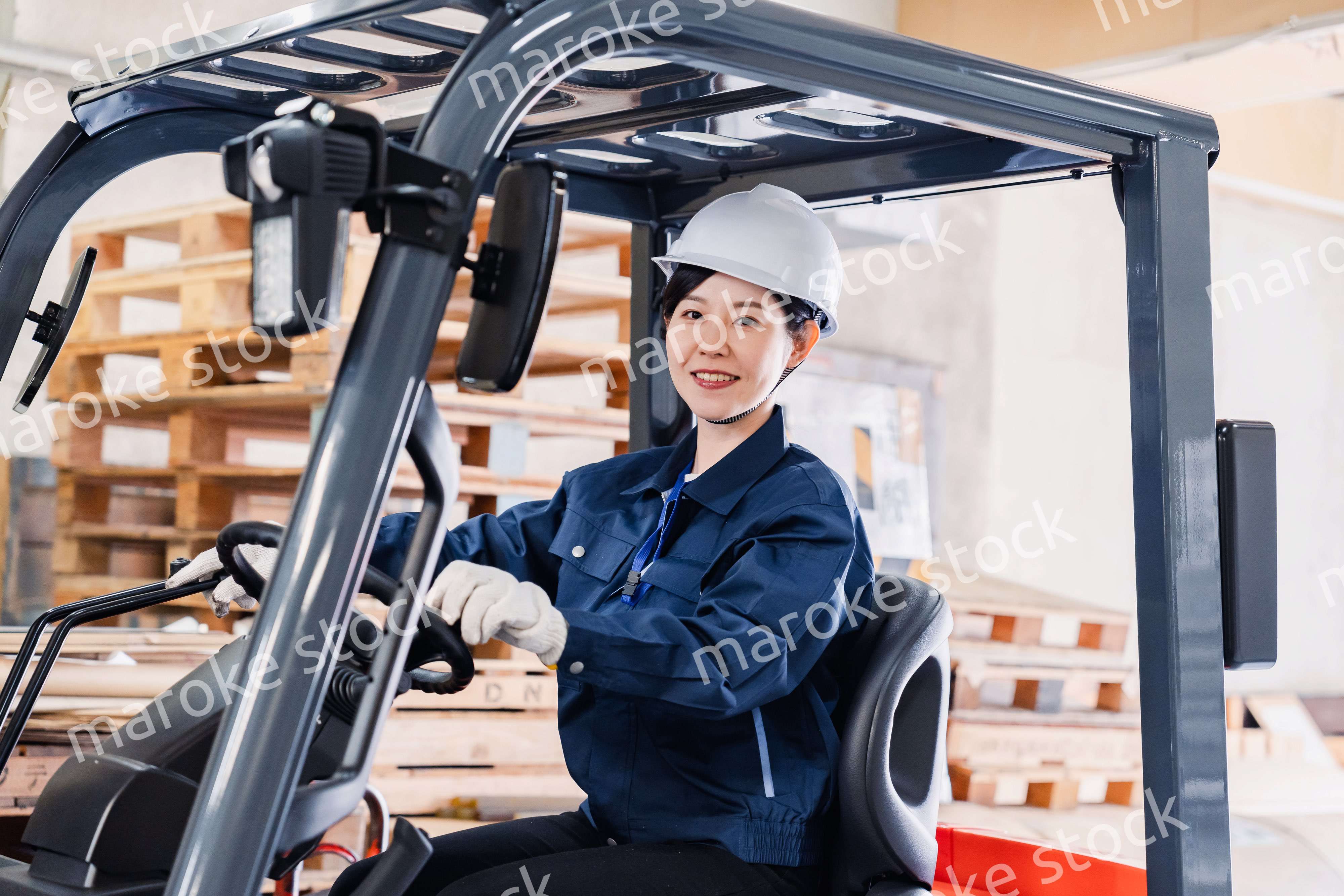 重機を操縦する女性作業員