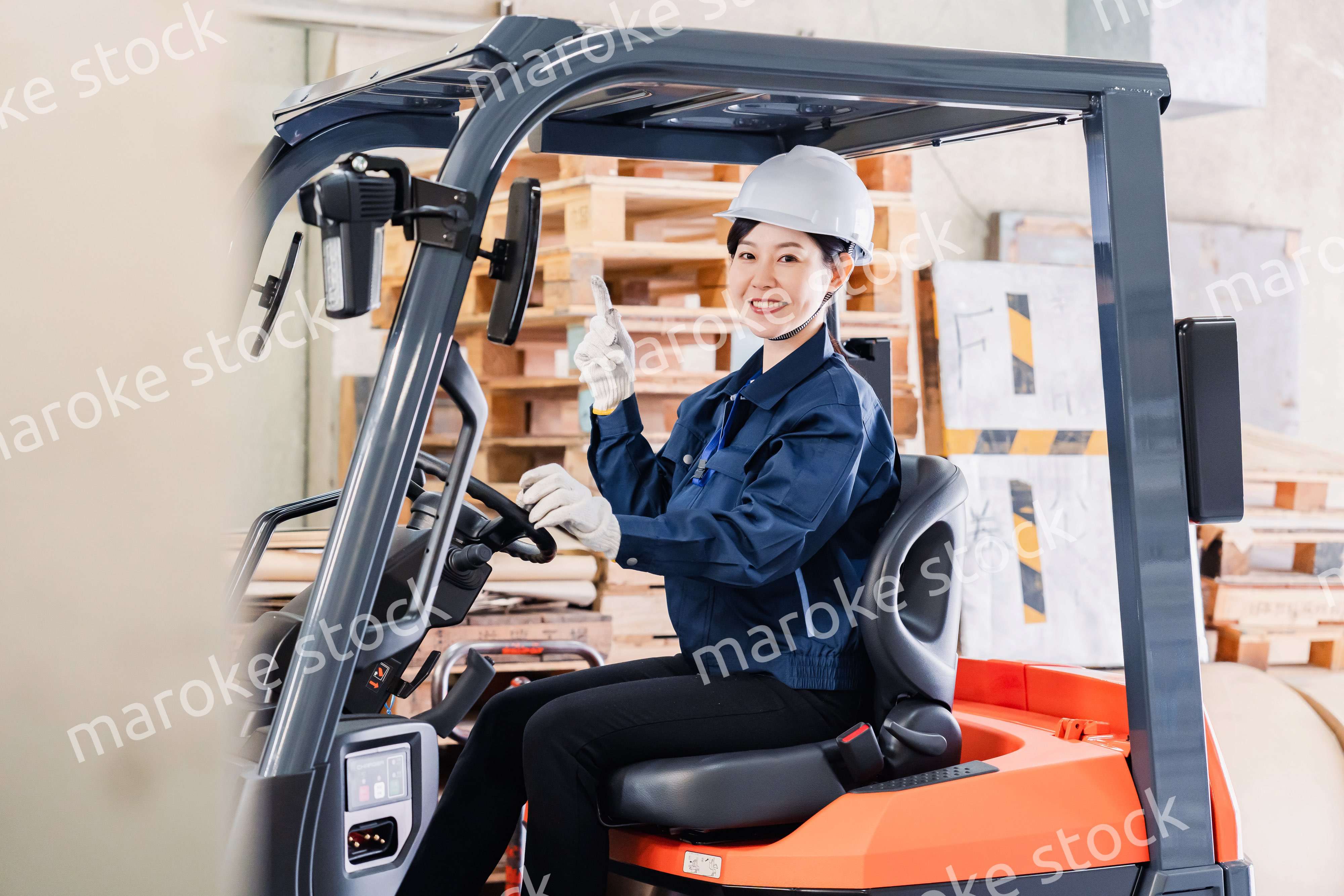 重機を操縦する女性作業員