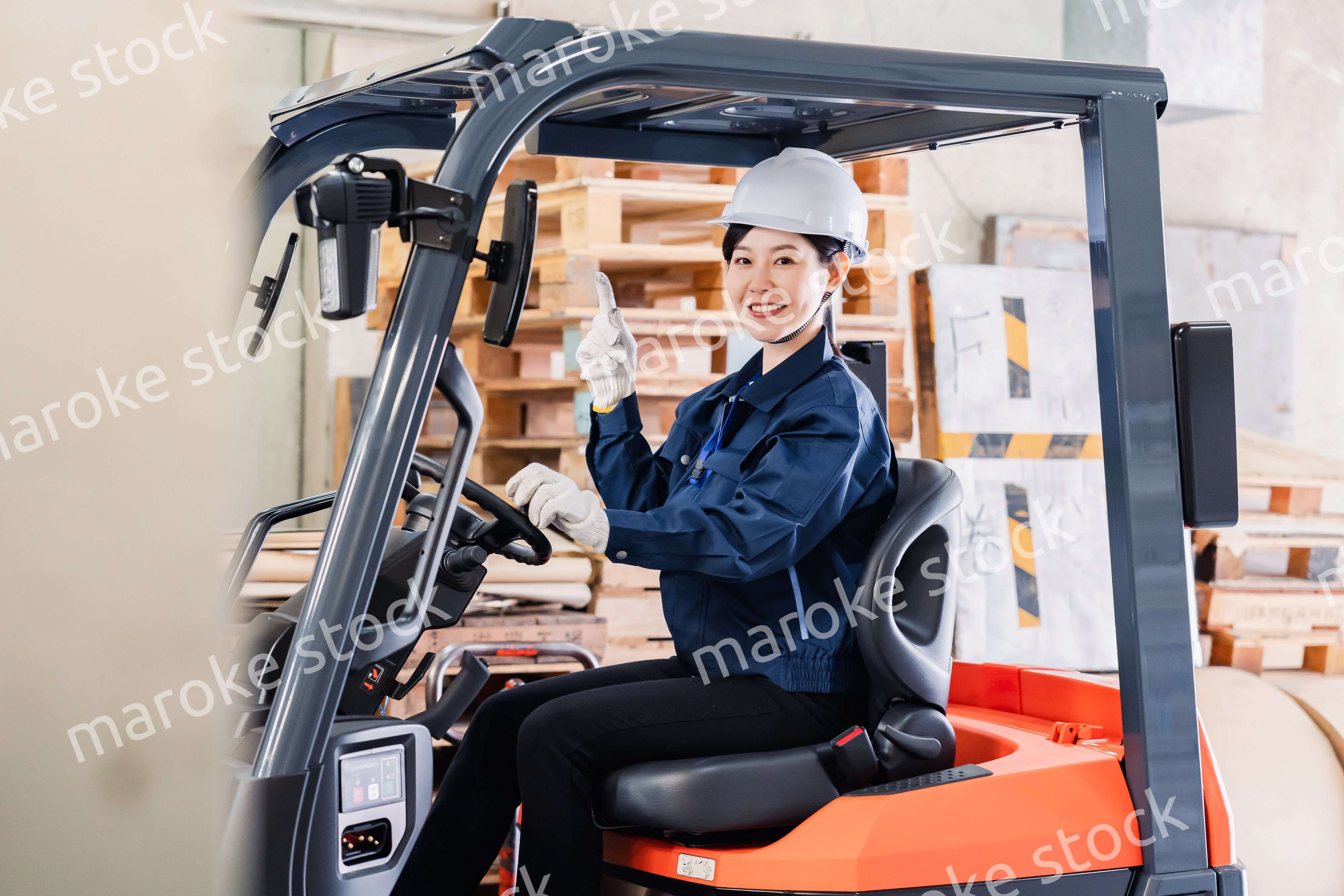 重機を操縦する女性作業員