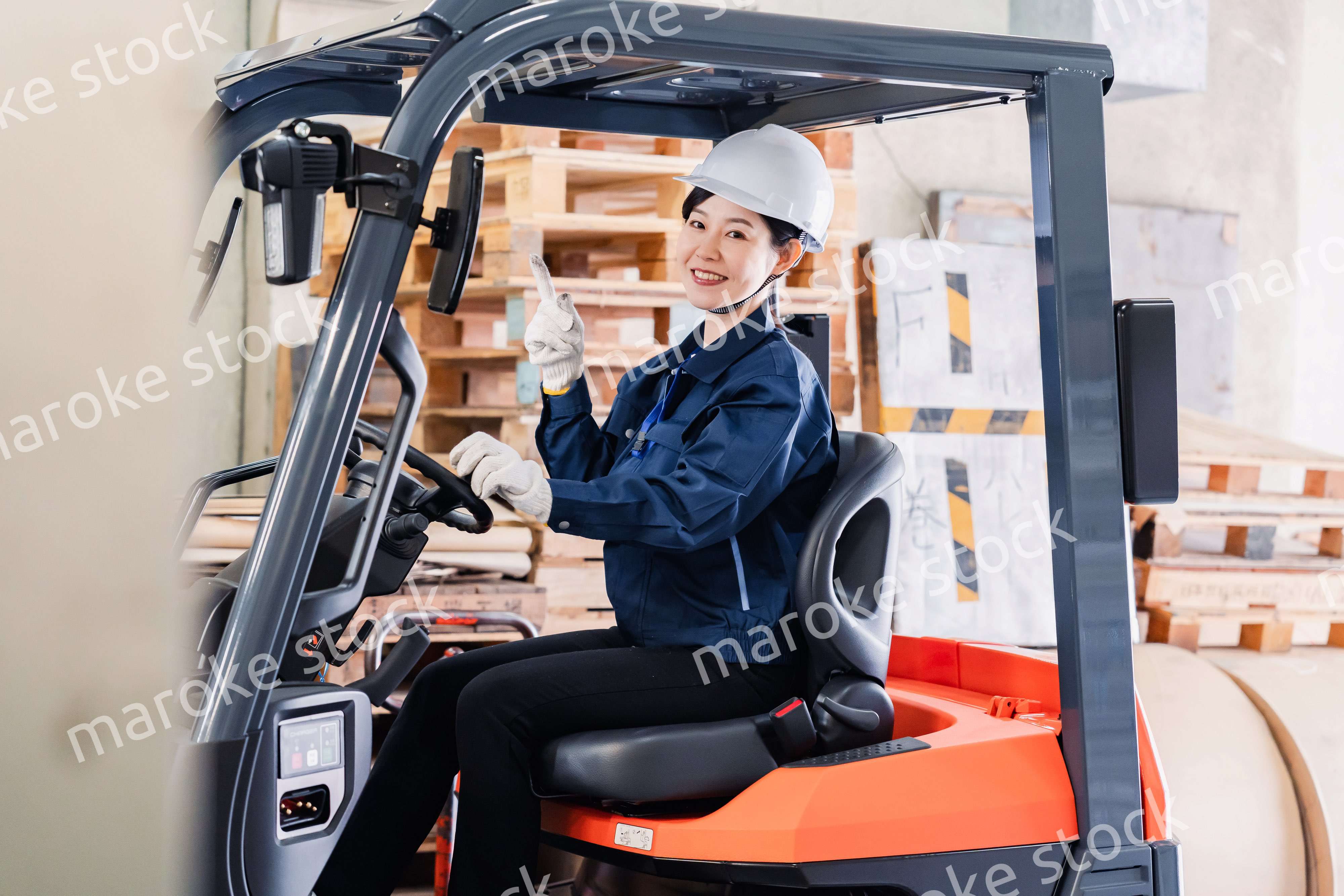 重機を操縦する女性作業員