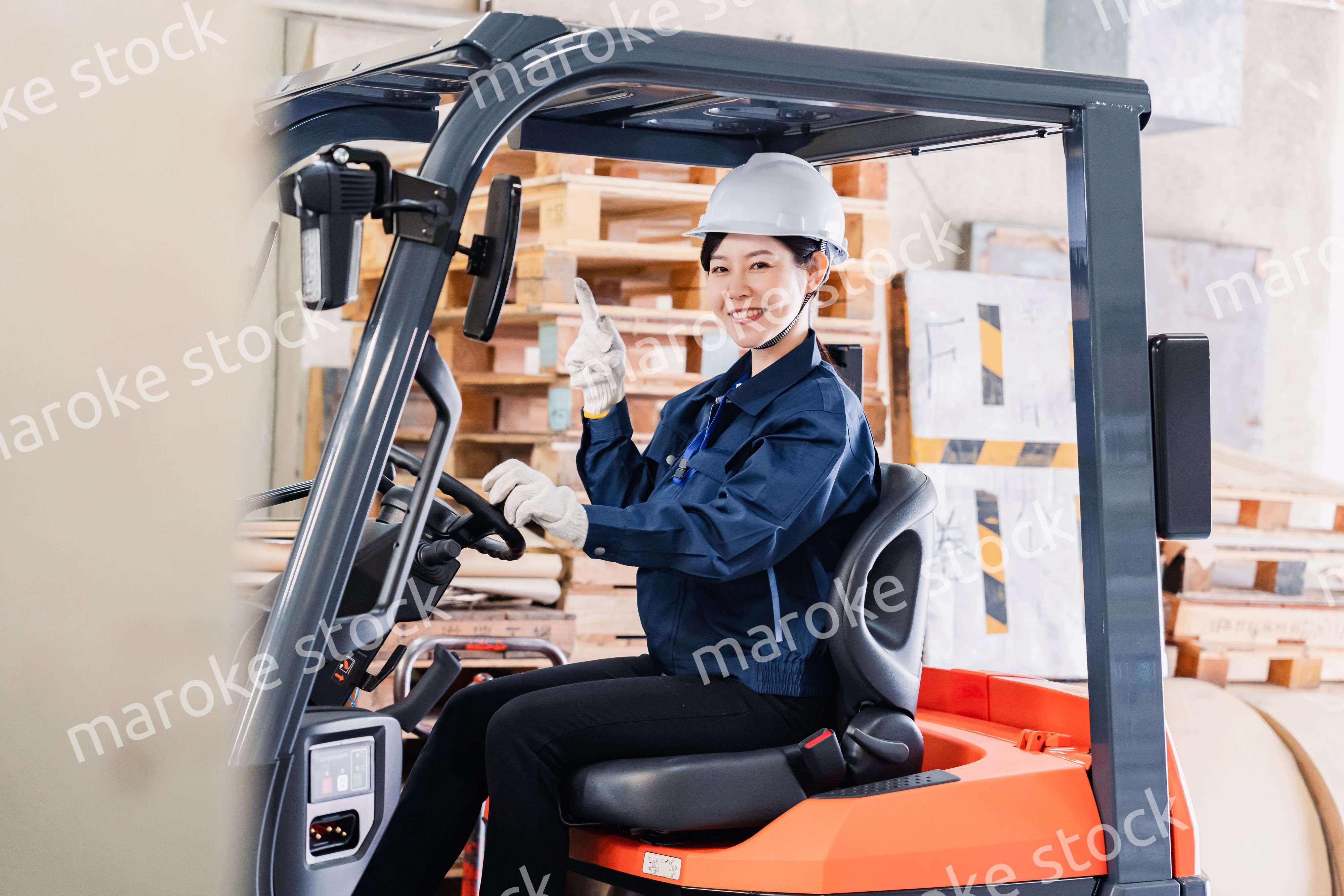 重機を操縦する女性作業員