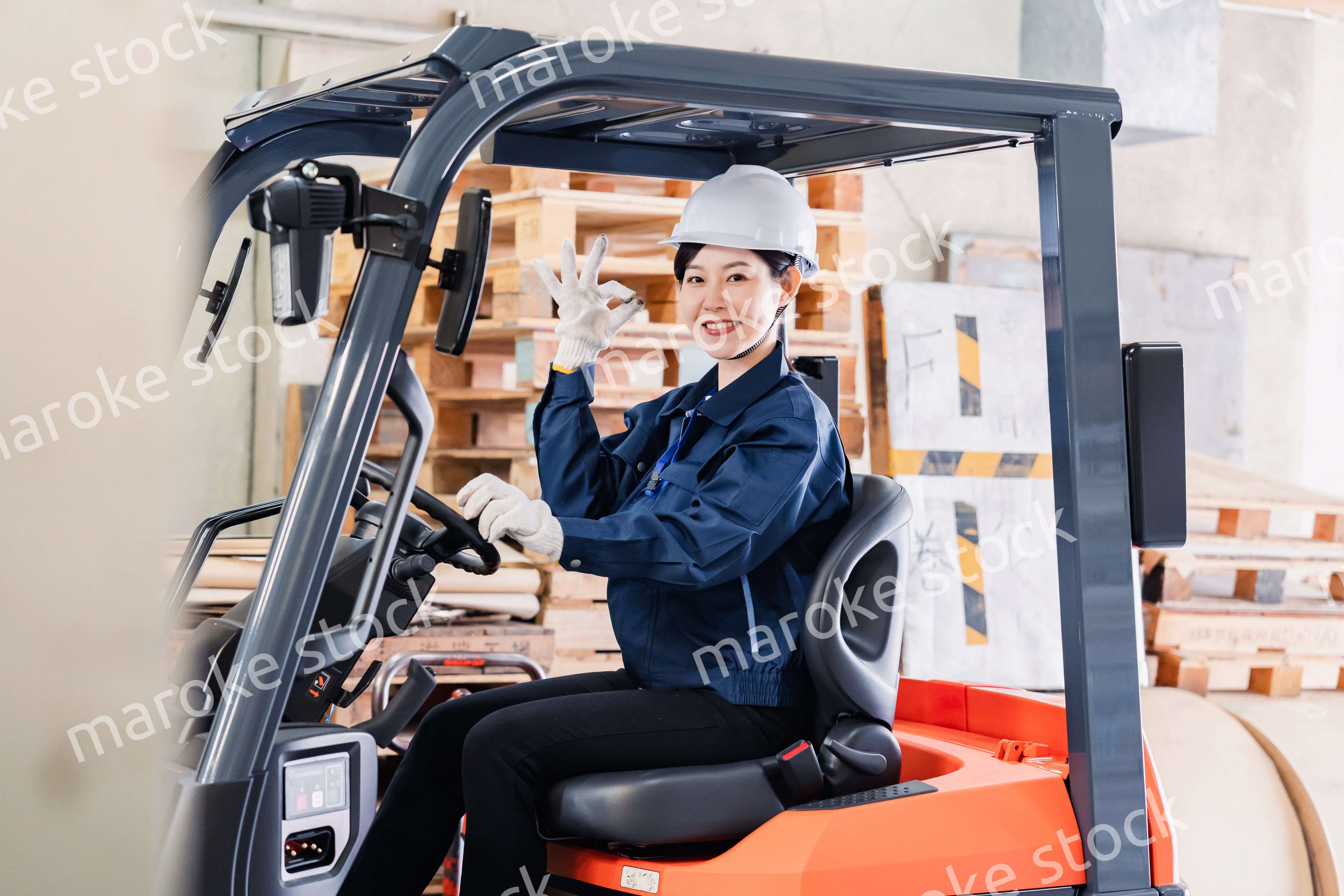 重機を操縦する女性作業員