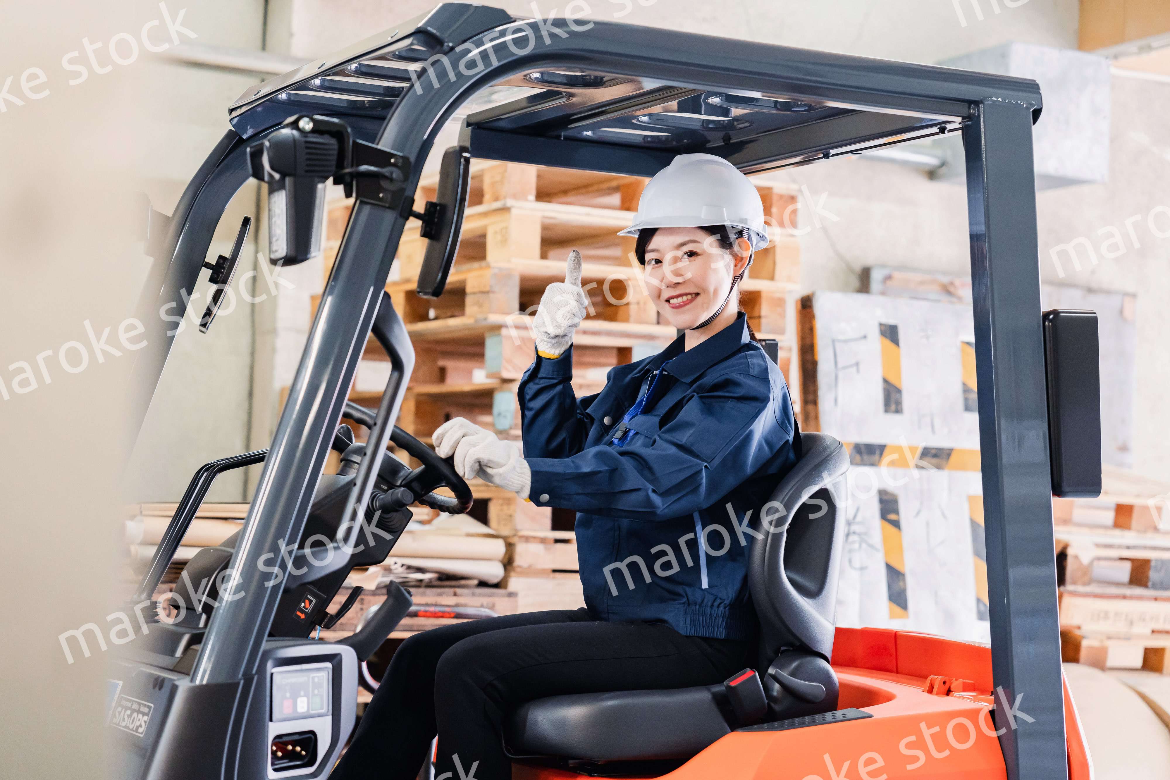 重機を操縦する女性作業員