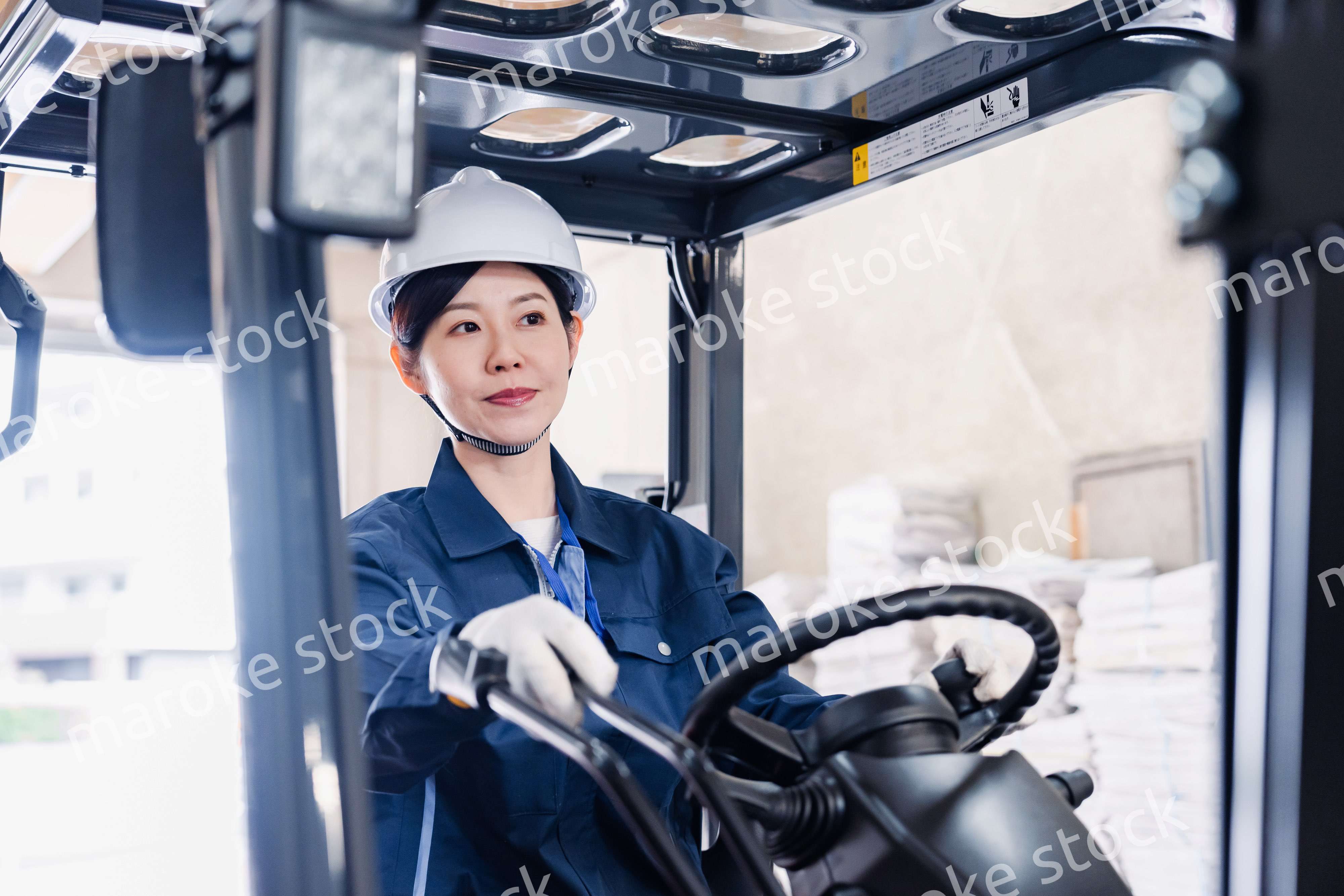 重機を操縦する女性作業員