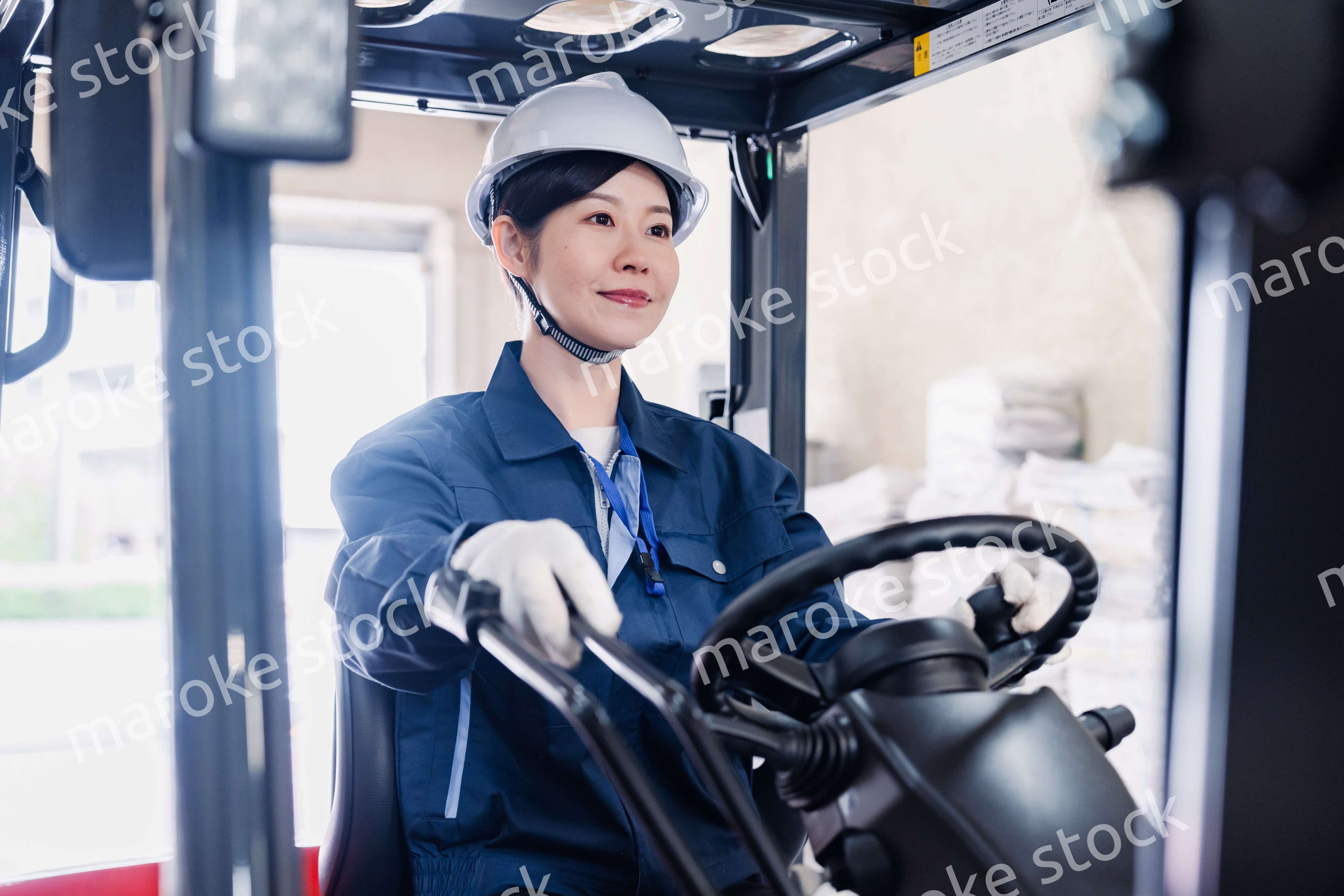 重機を操縦する女性作業員