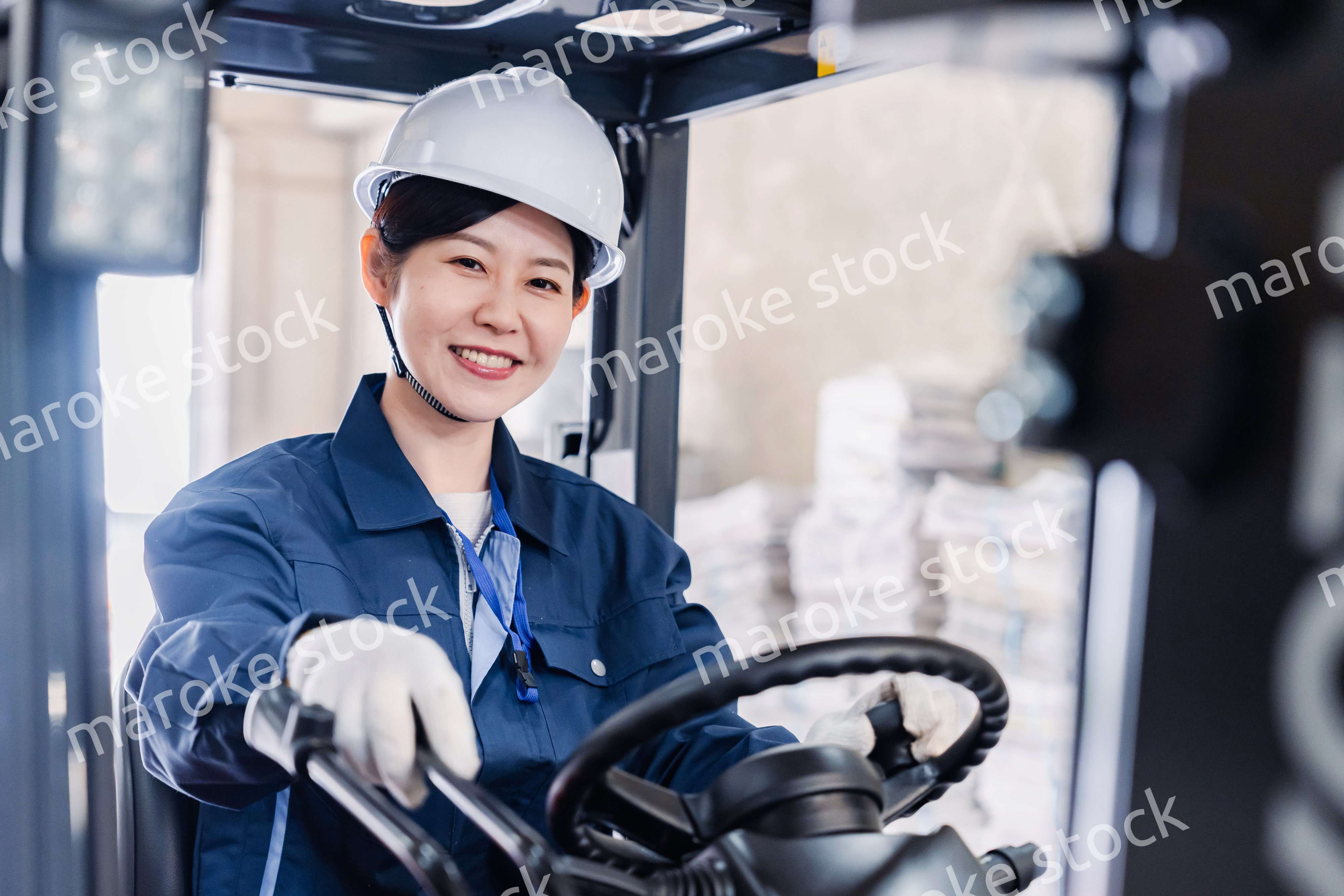 重機を操縦する女性作業員