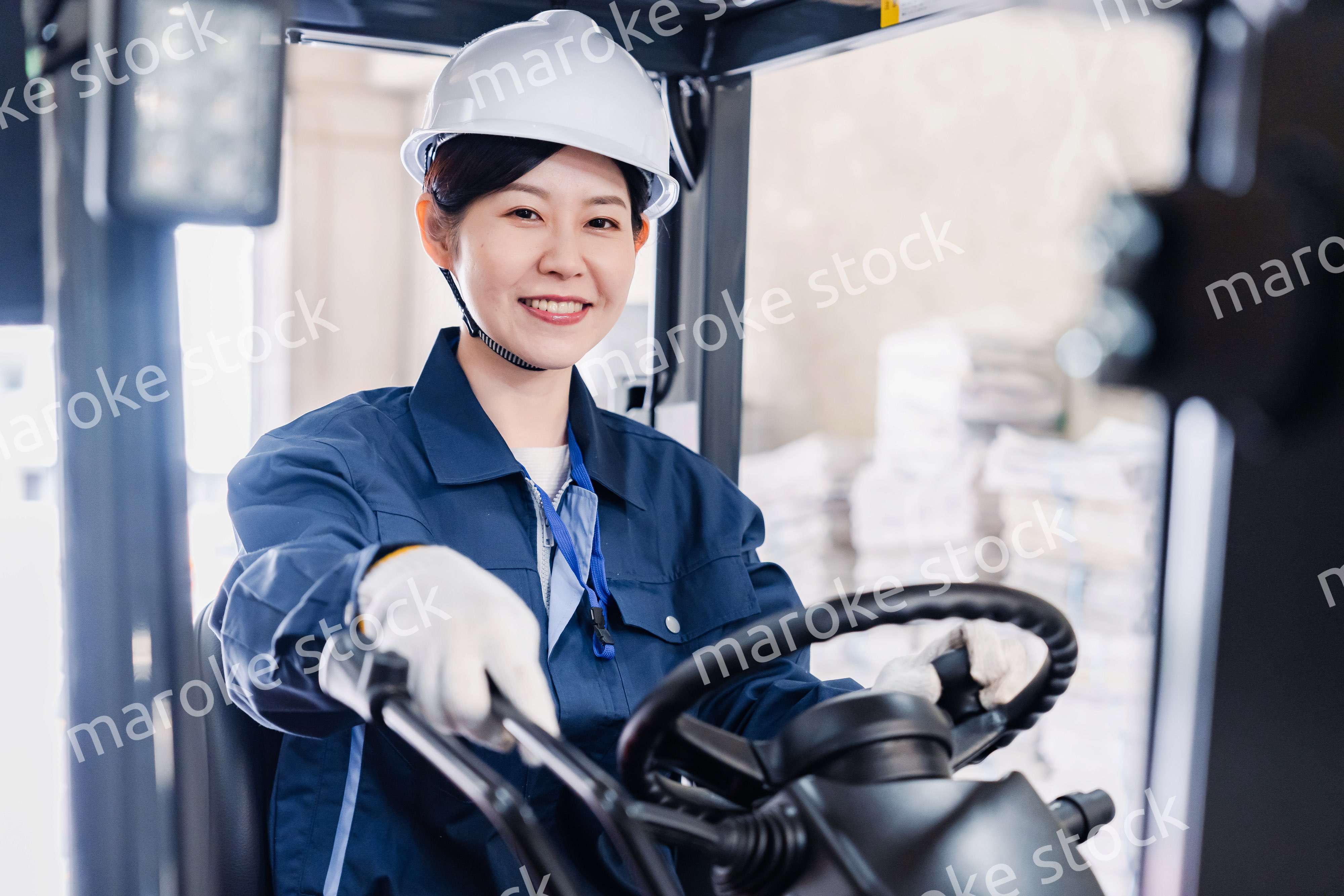 重機を操縦する女性作業員