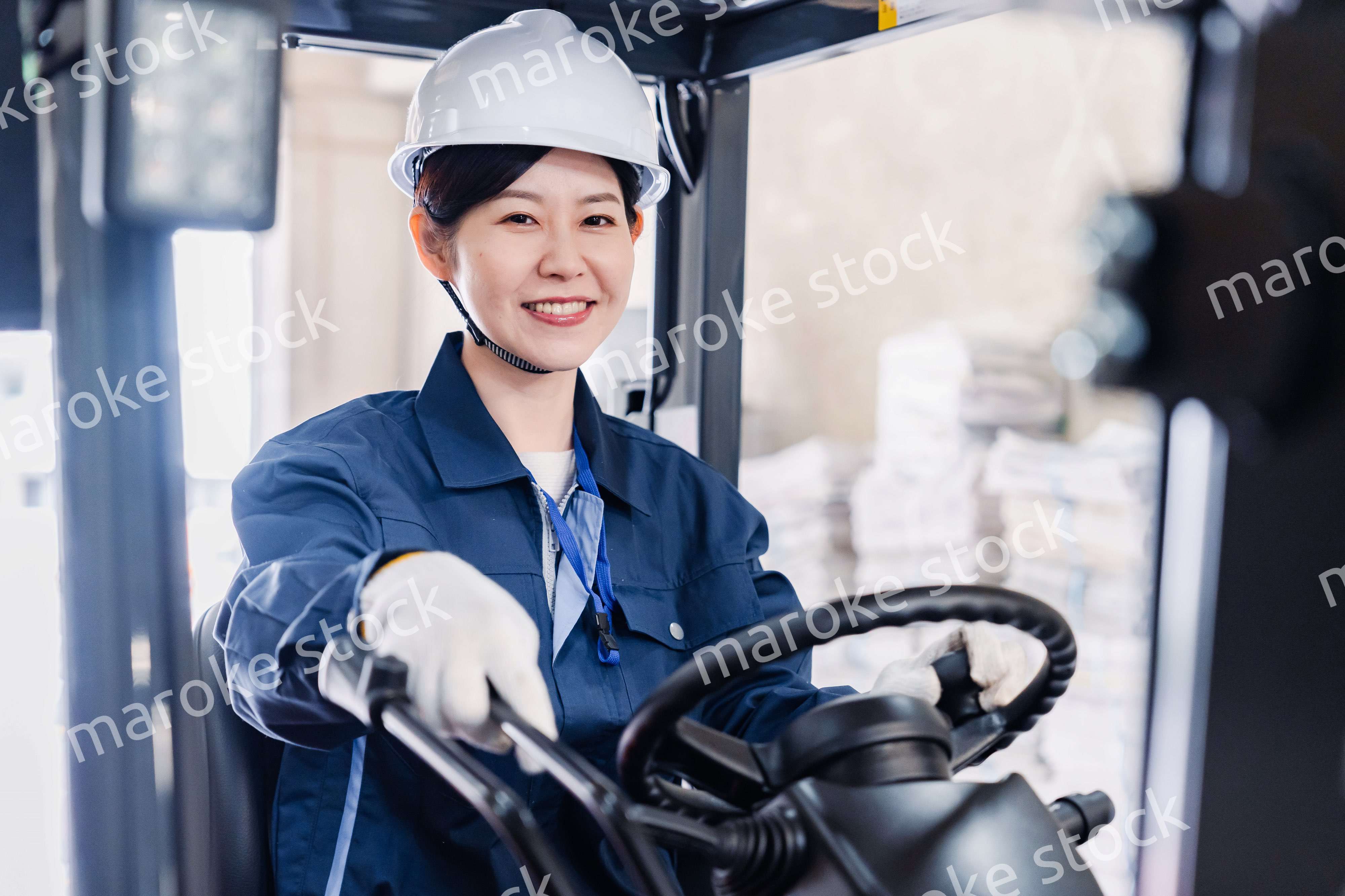 重機を操縦する女性作業員