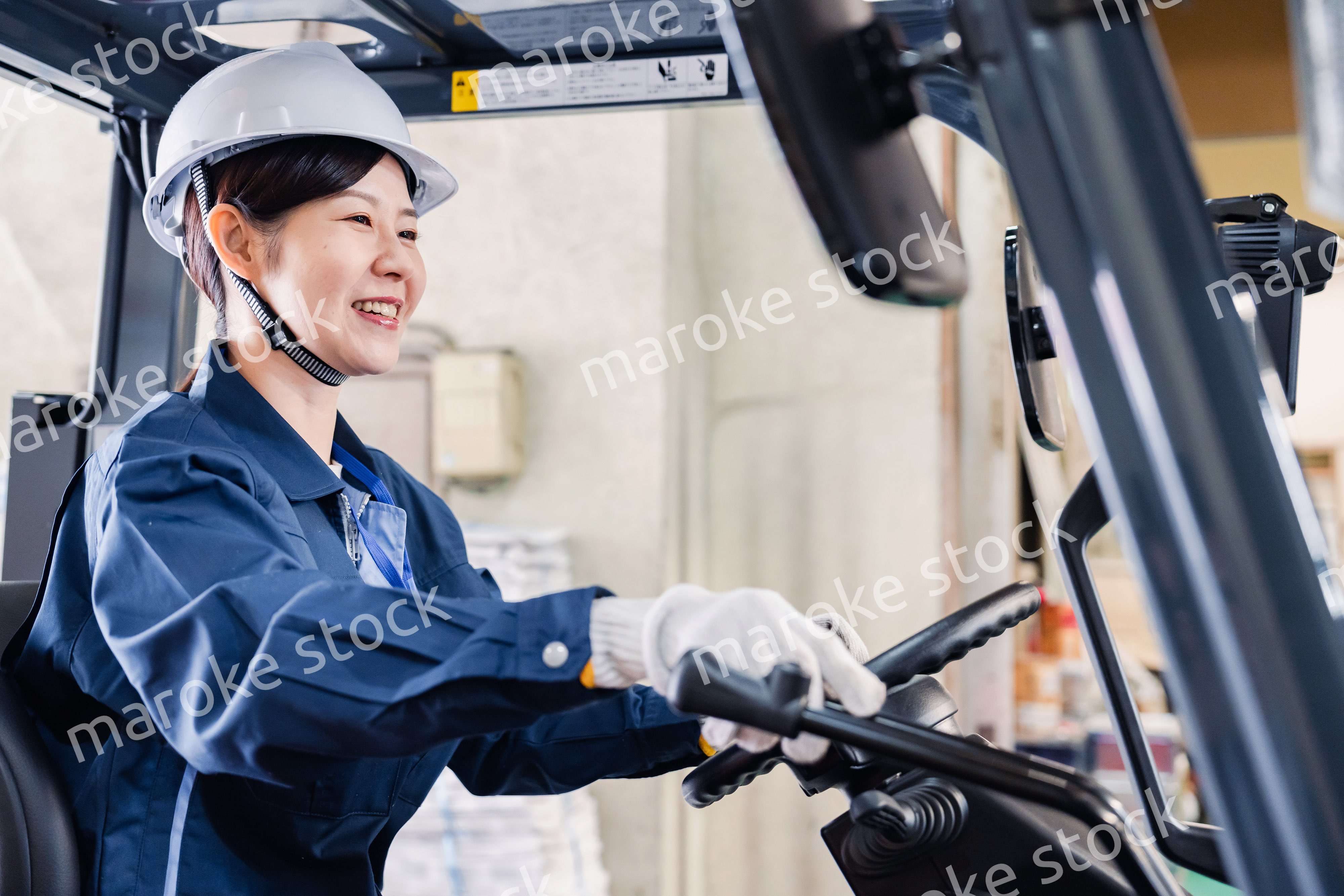 重機を操縦する女性作業員