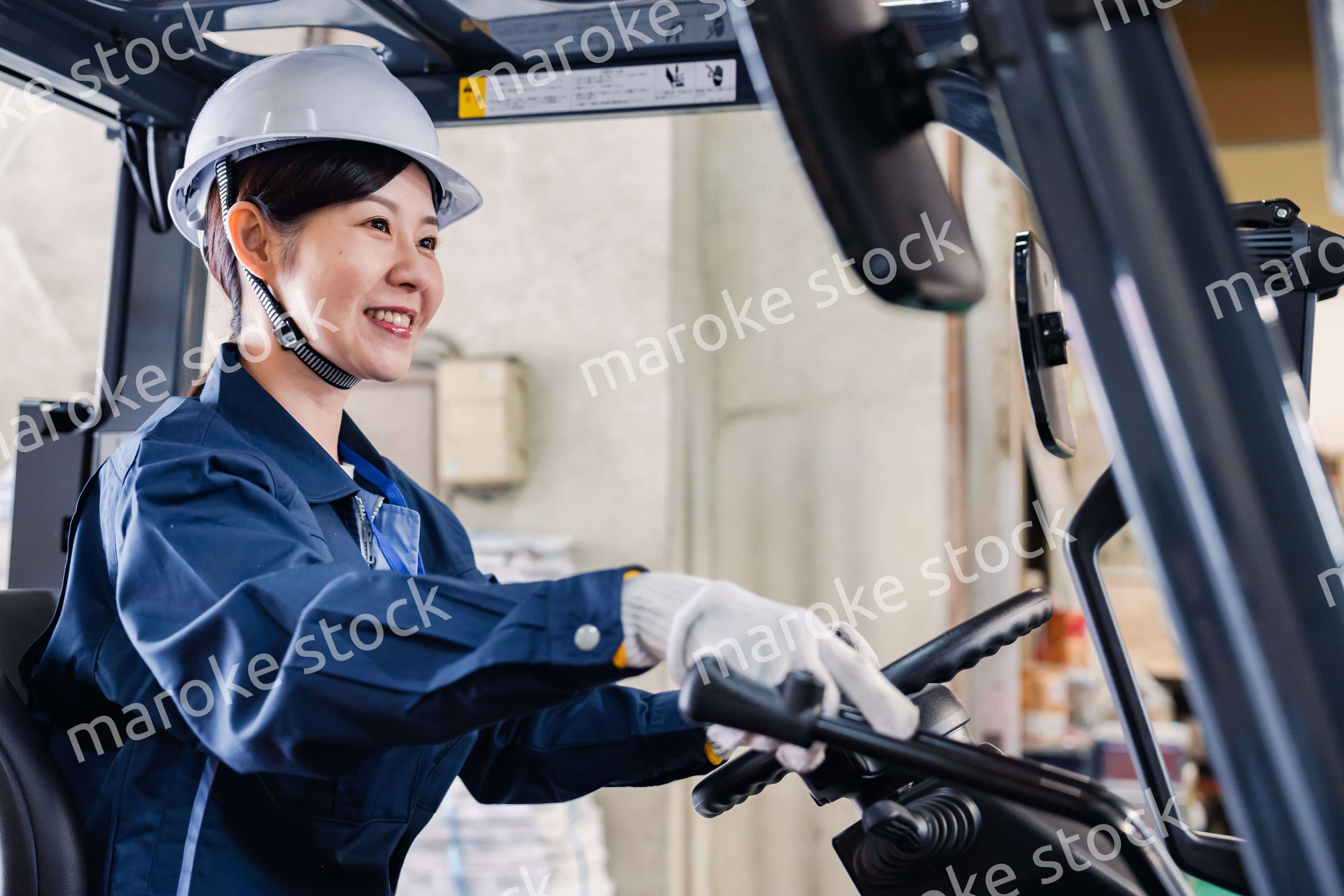 重機を操縦する女性作業員