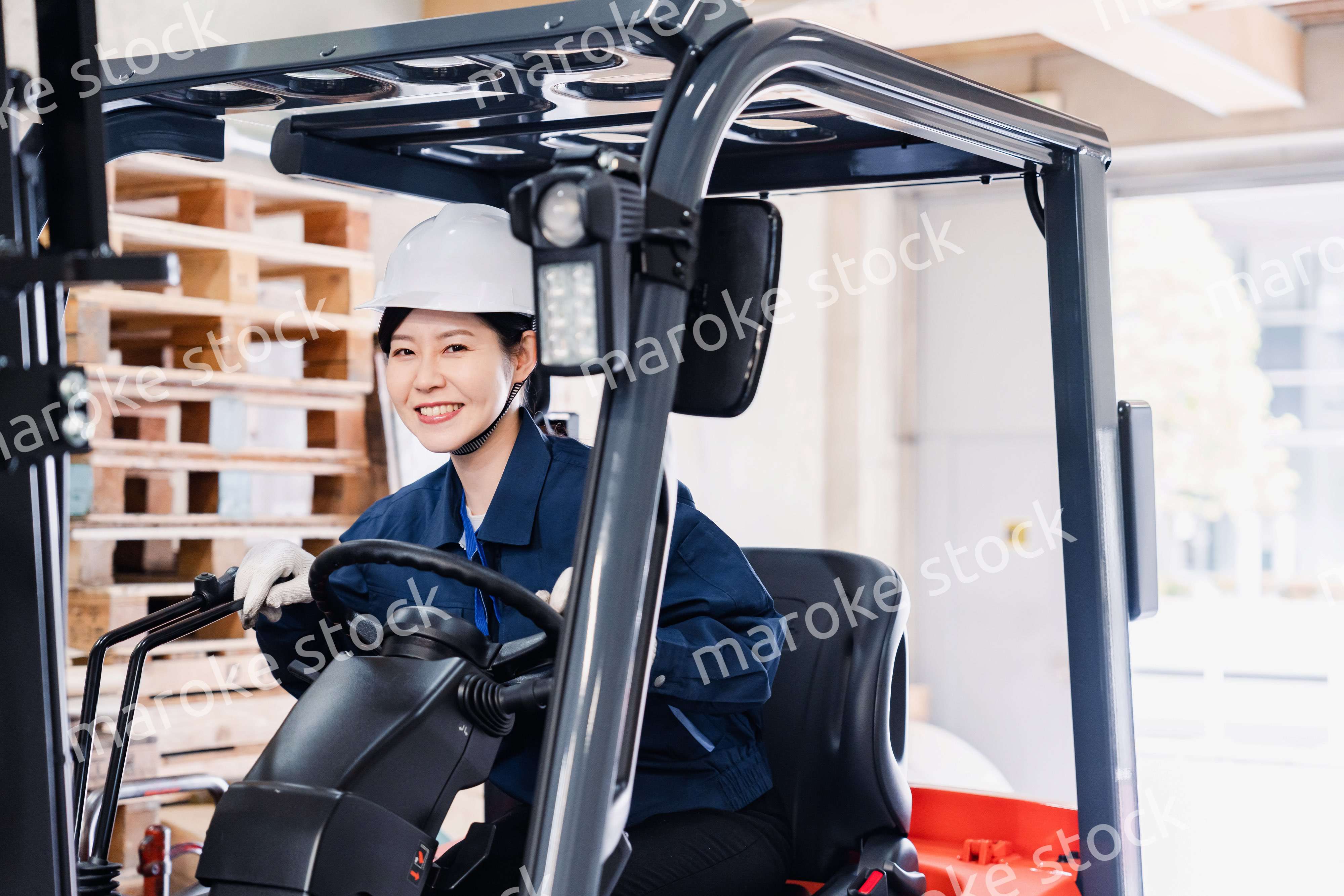 重機を操縦する女性作業員