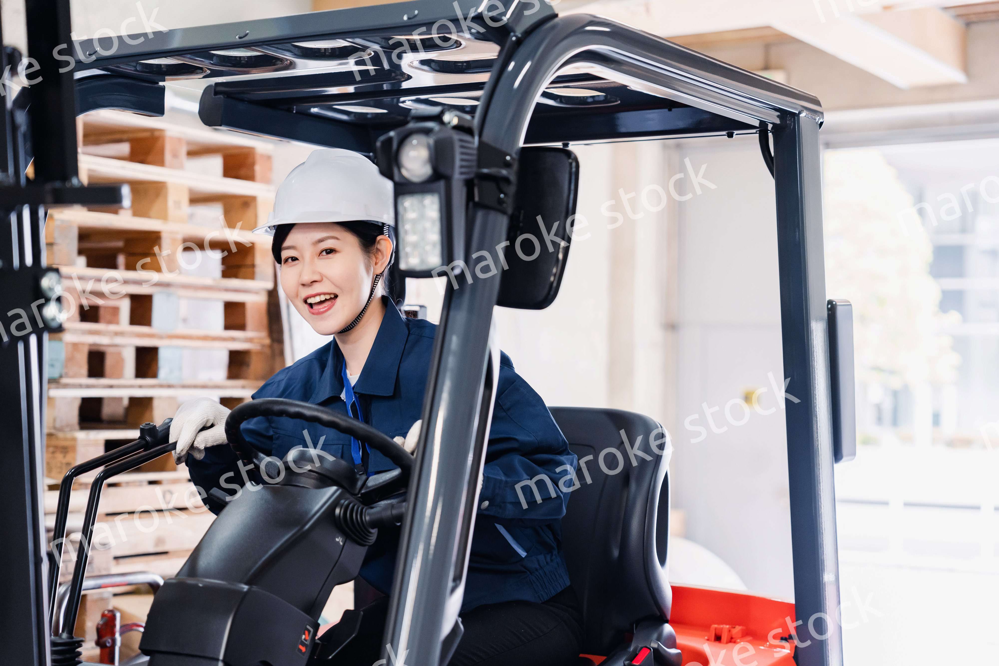 重機を操縦する女性作業員