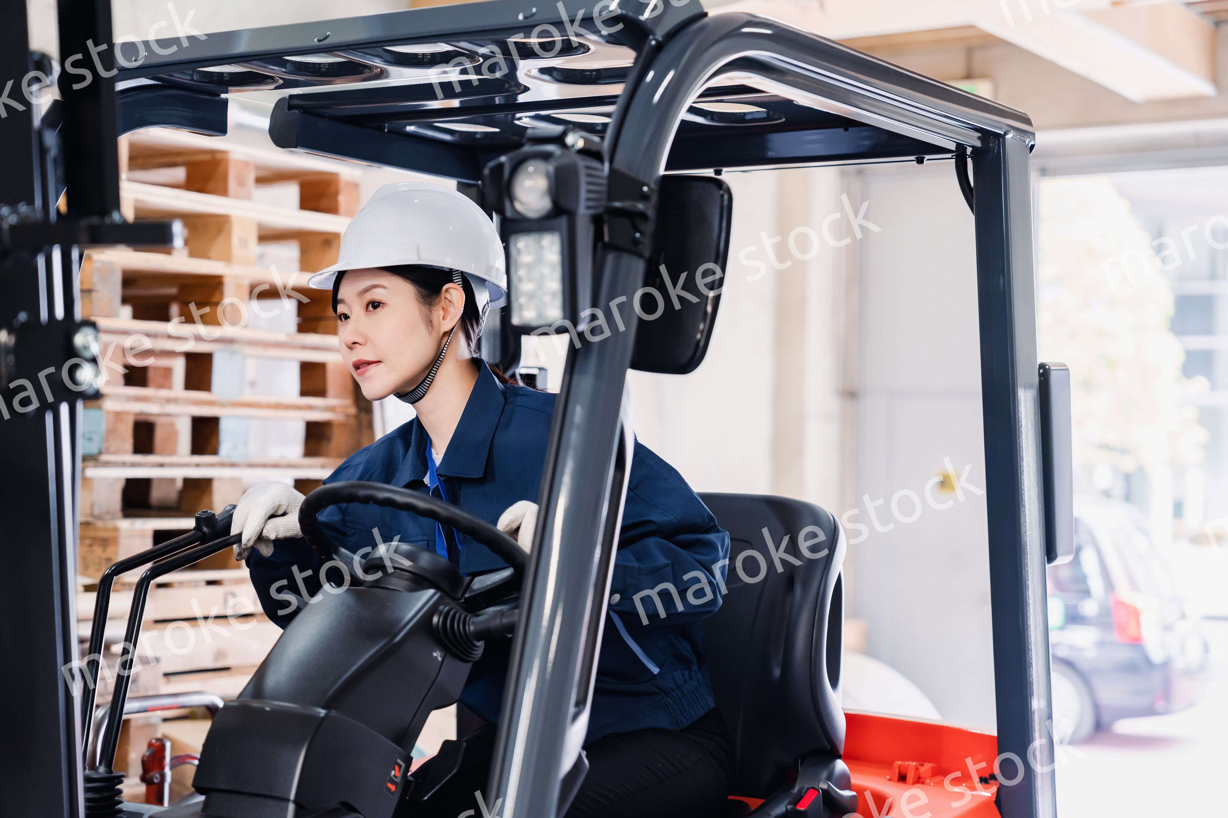 重機を操縦する女性作業員