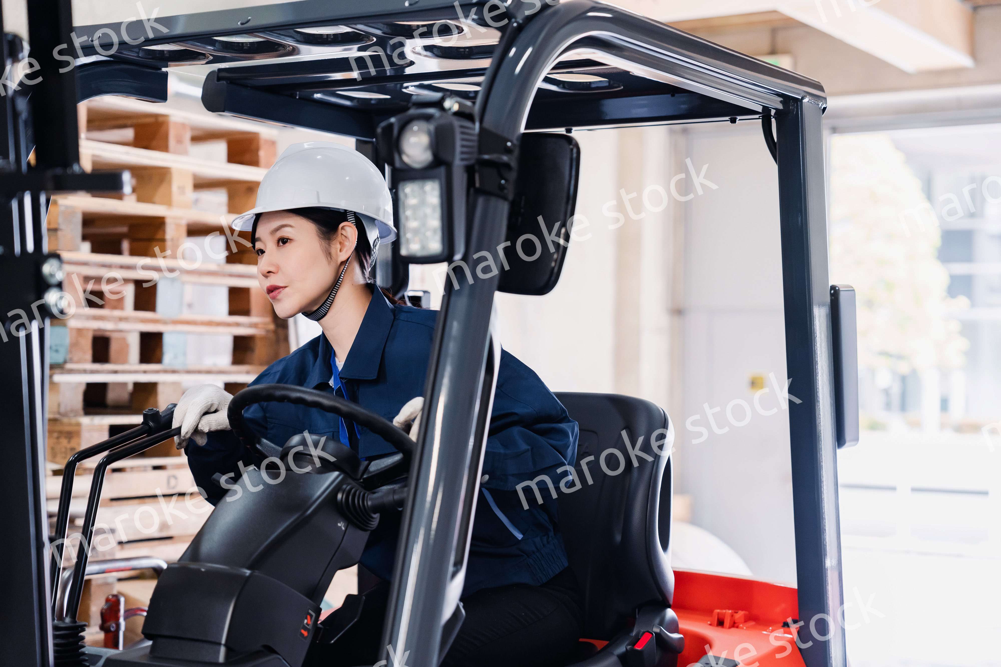 重機を操縦する女性作業員