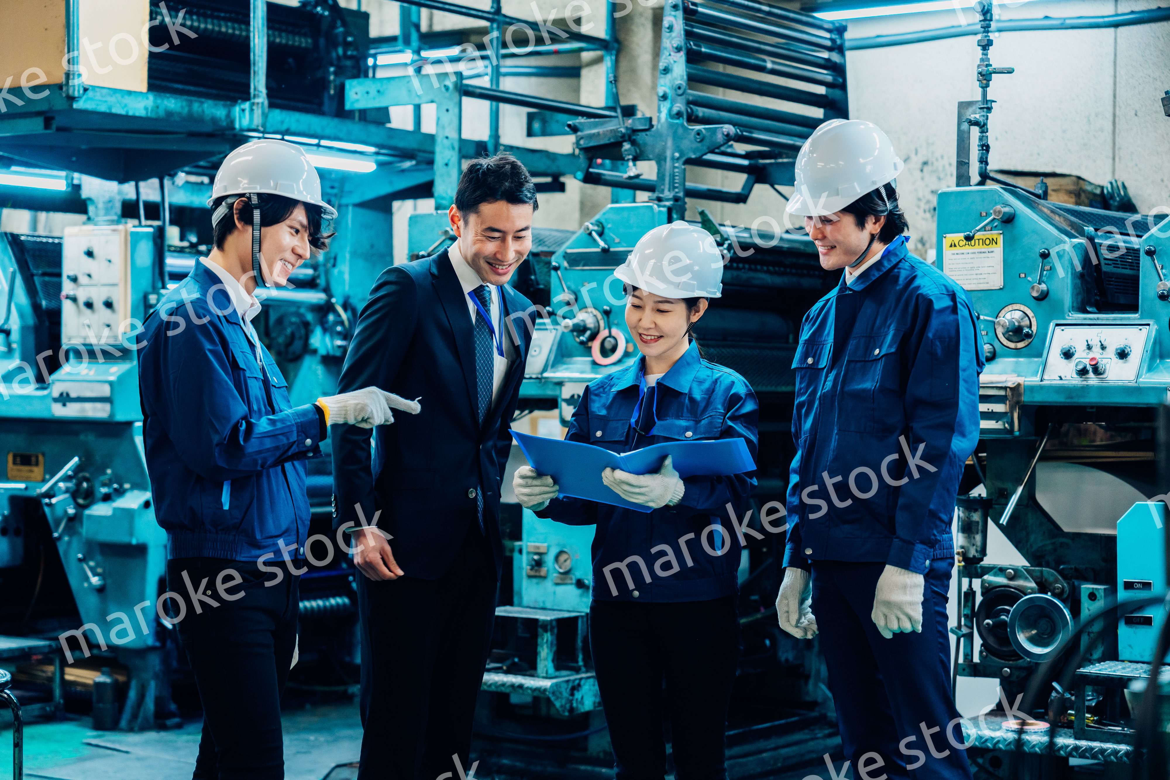工場を視察するビジネスマン