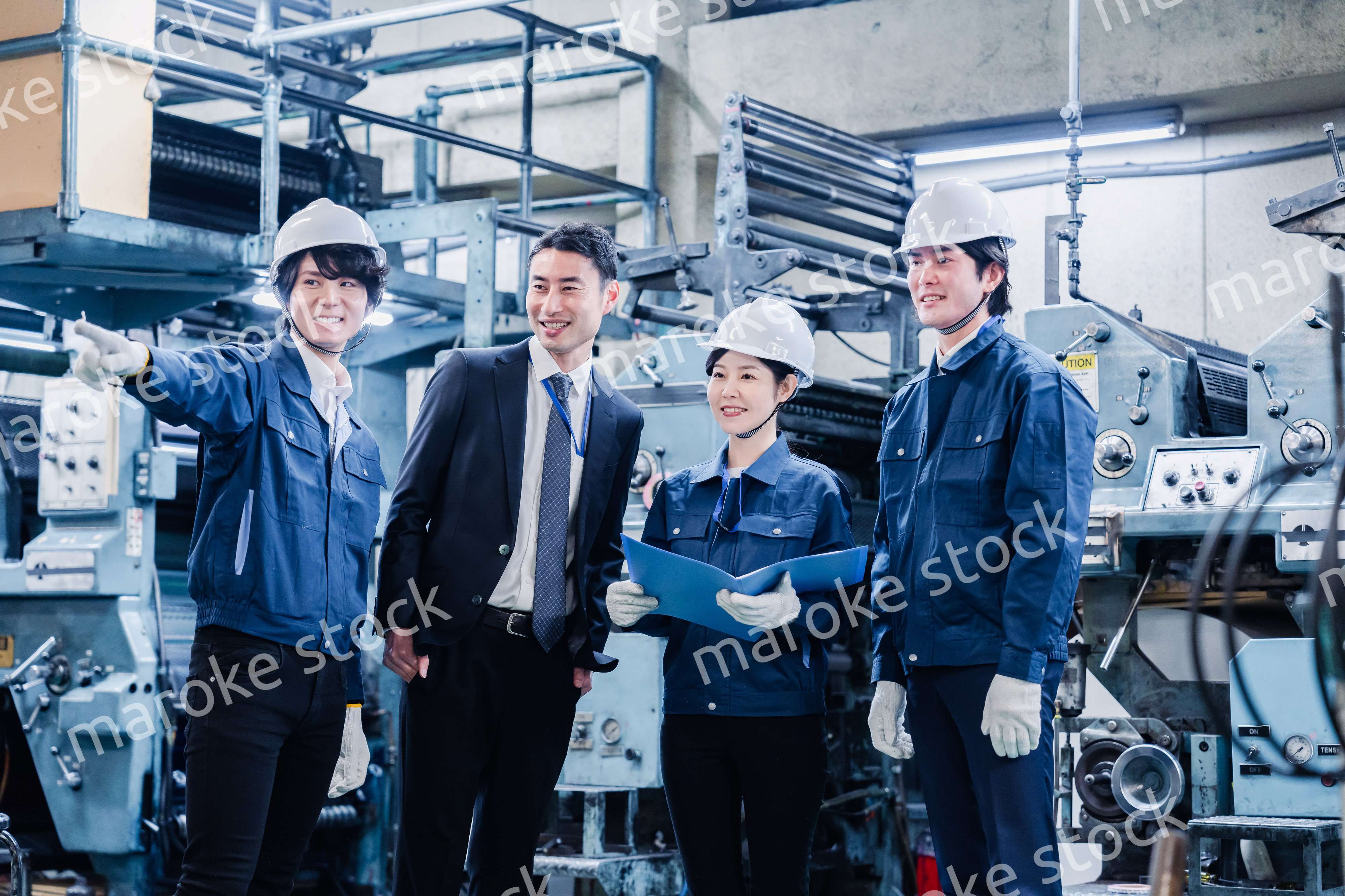 工場を視察するビジネスマン