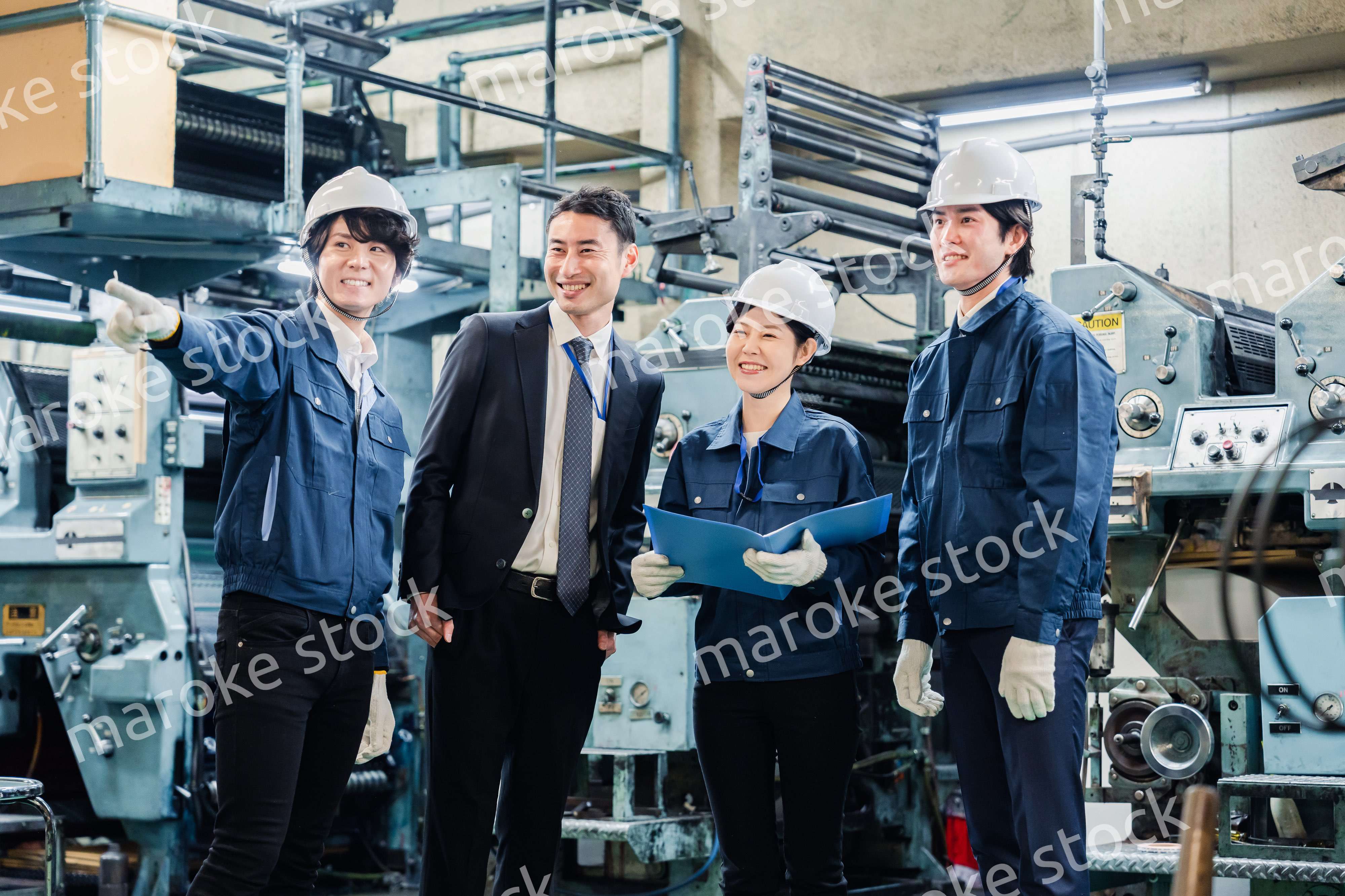 工場を視察するビジネスマン