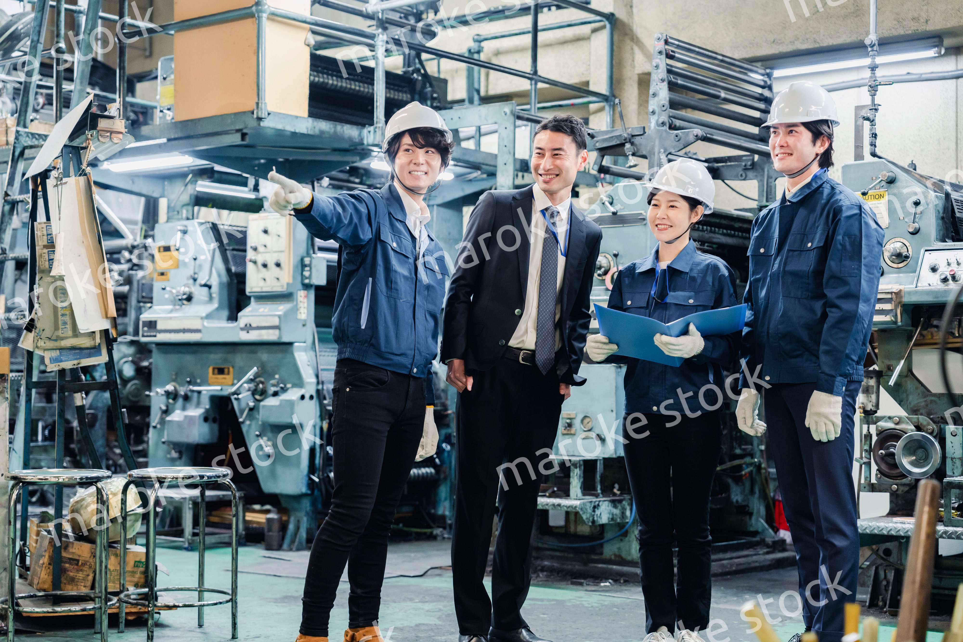 工場を視察するビジネスマン