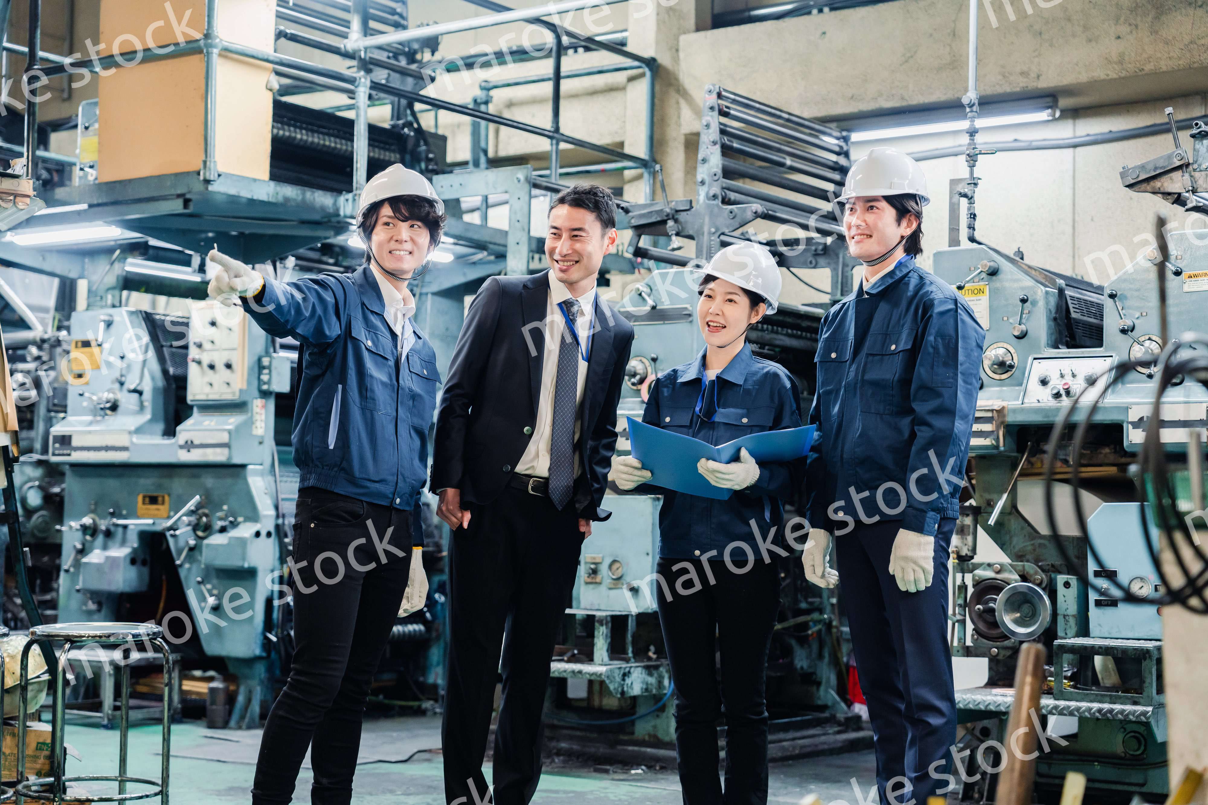 工場を視察するビジネスマン