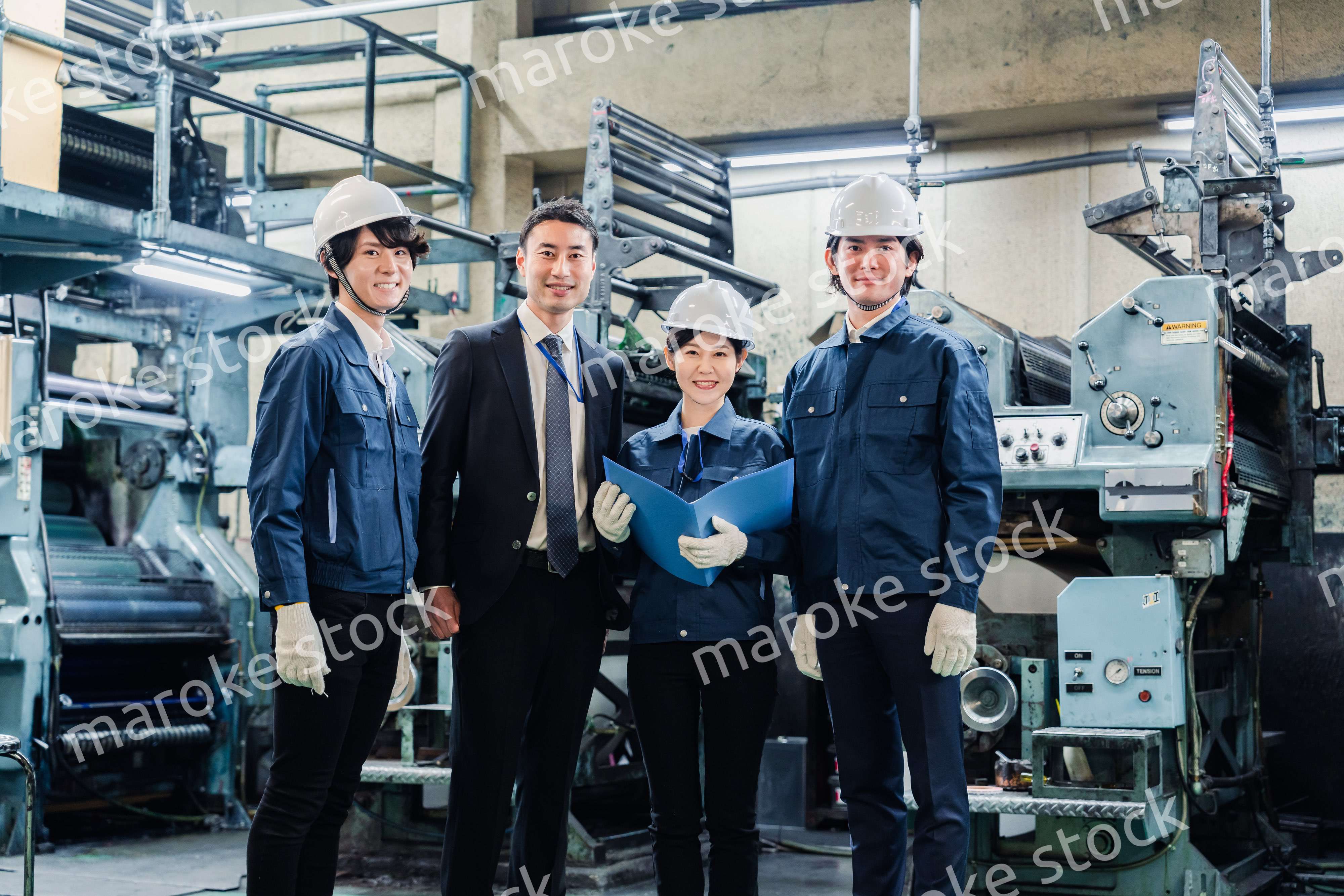 工場を視察するビジネスマン