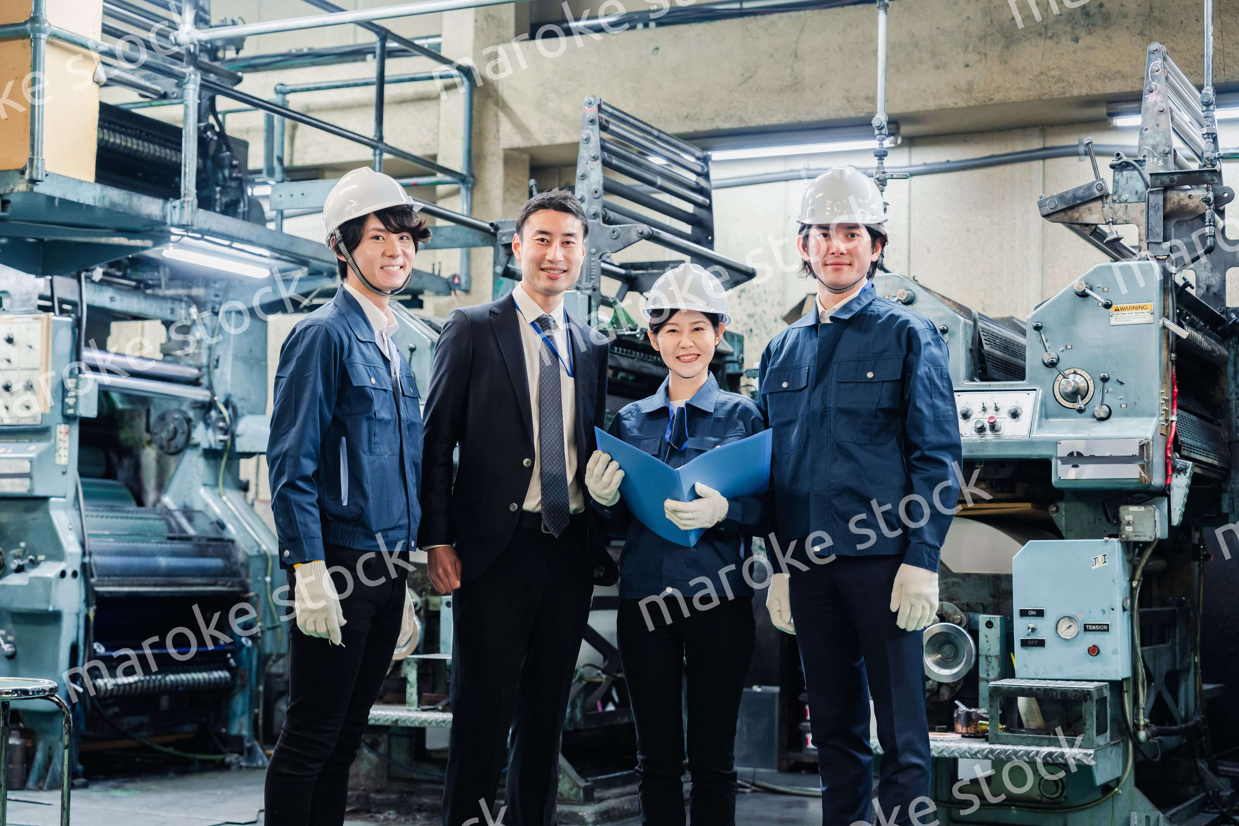 工場を視察するビジネスマン