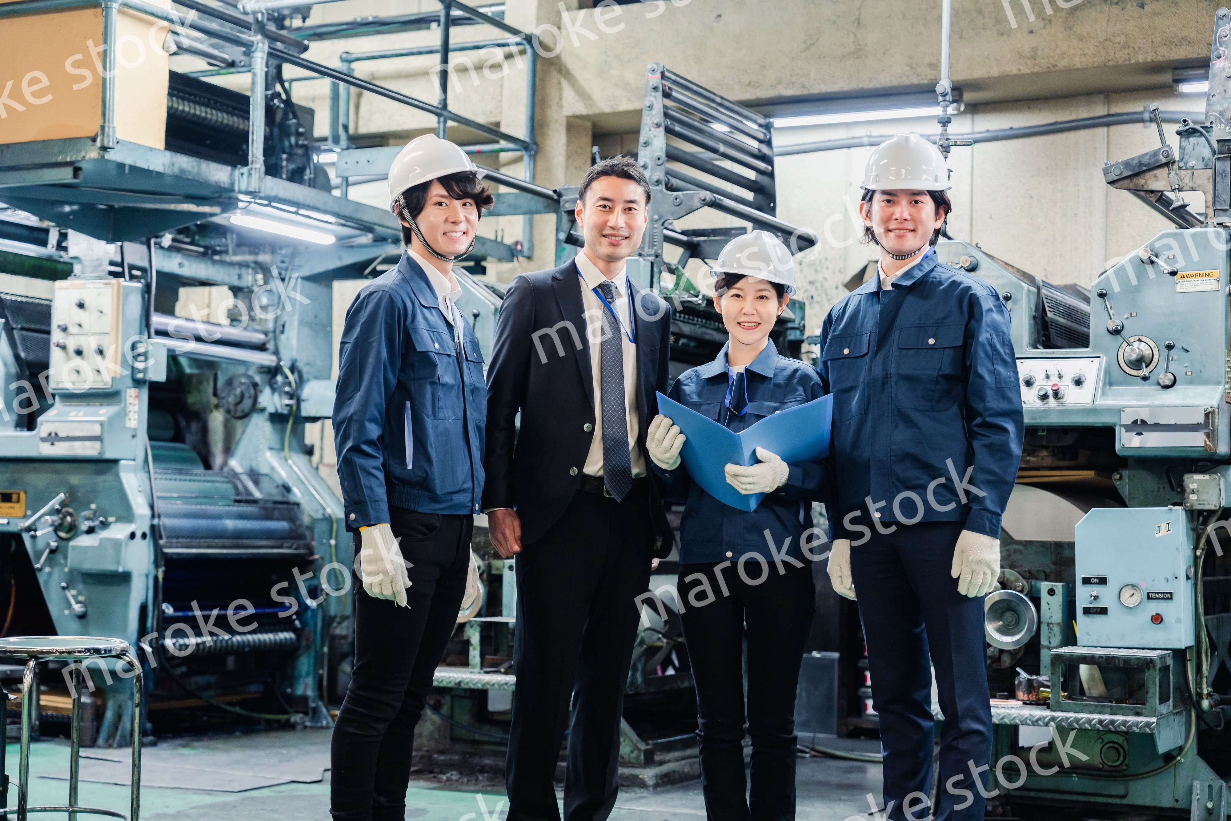 工場を視察するビジネスマン