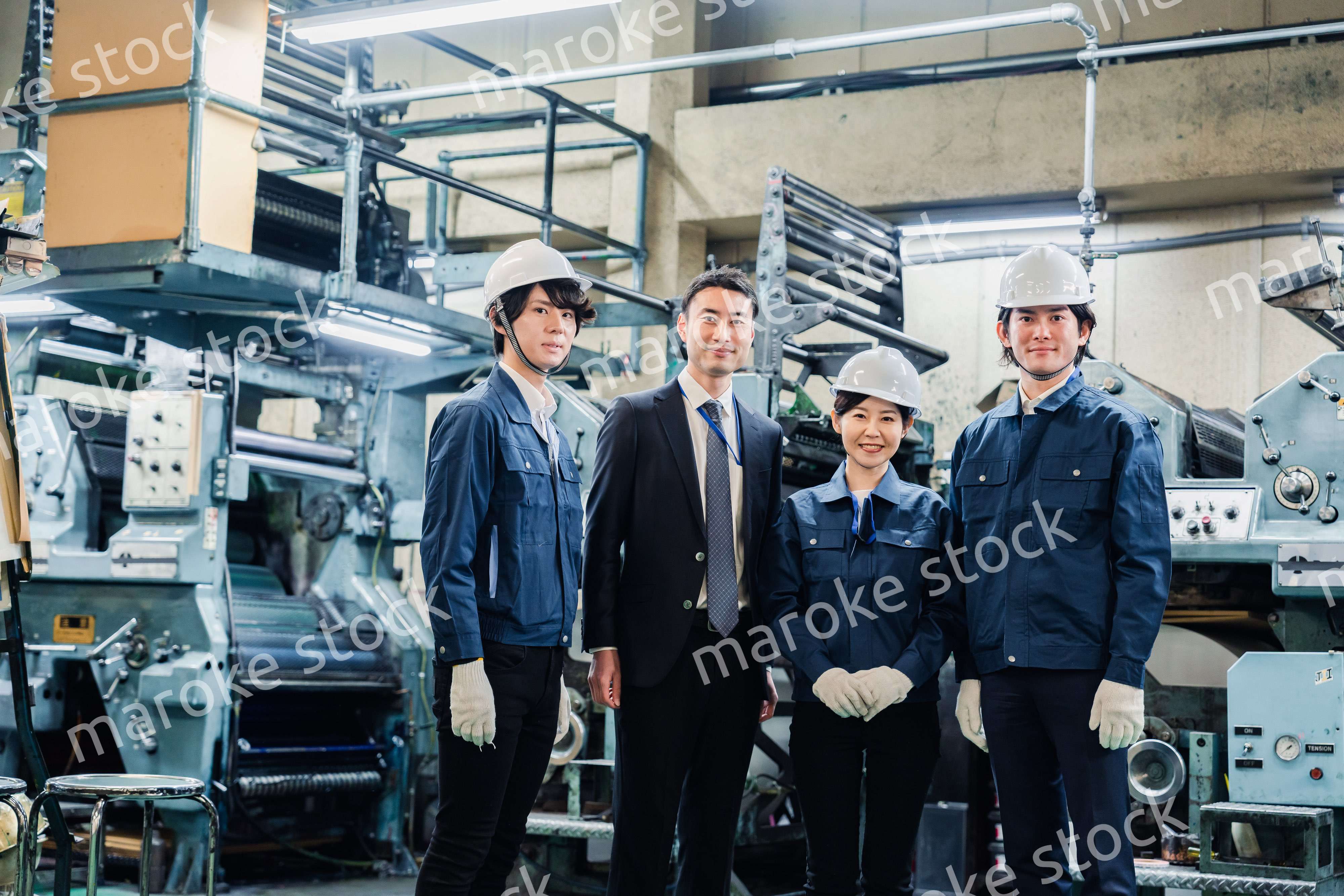 工場を視察するビジネスマン