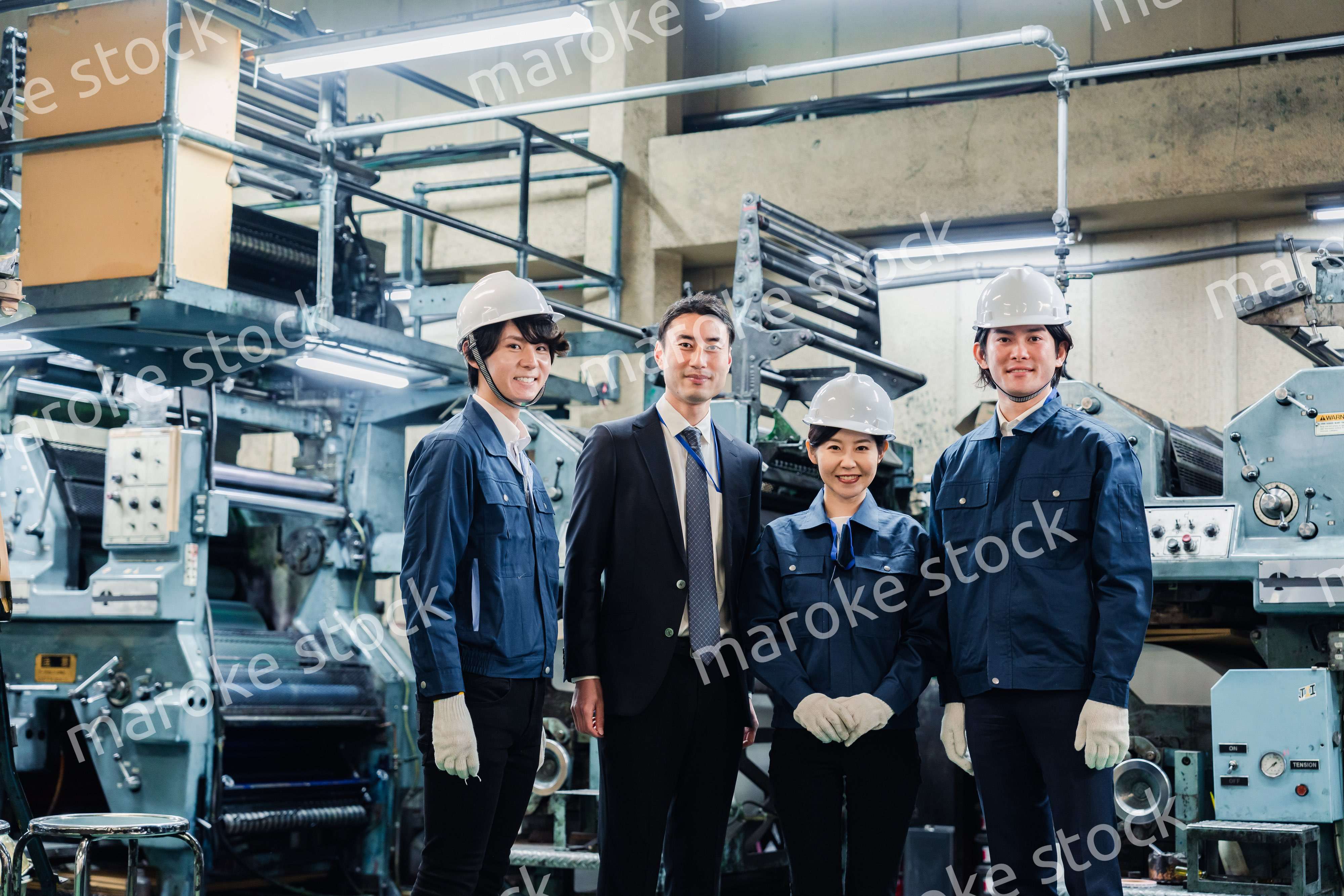 工場を視察するビジネスマン