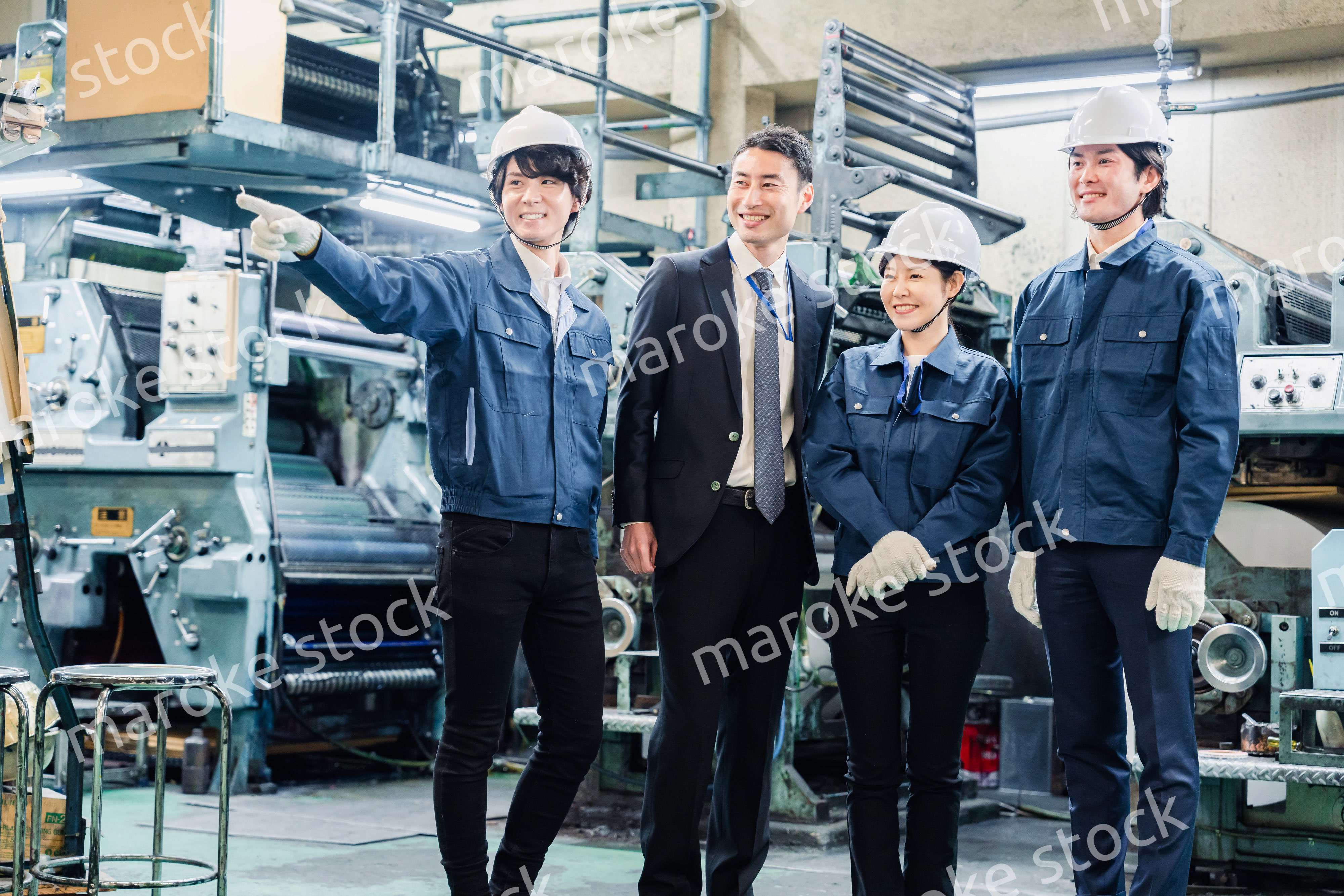 工場を視察するビジネスマン
