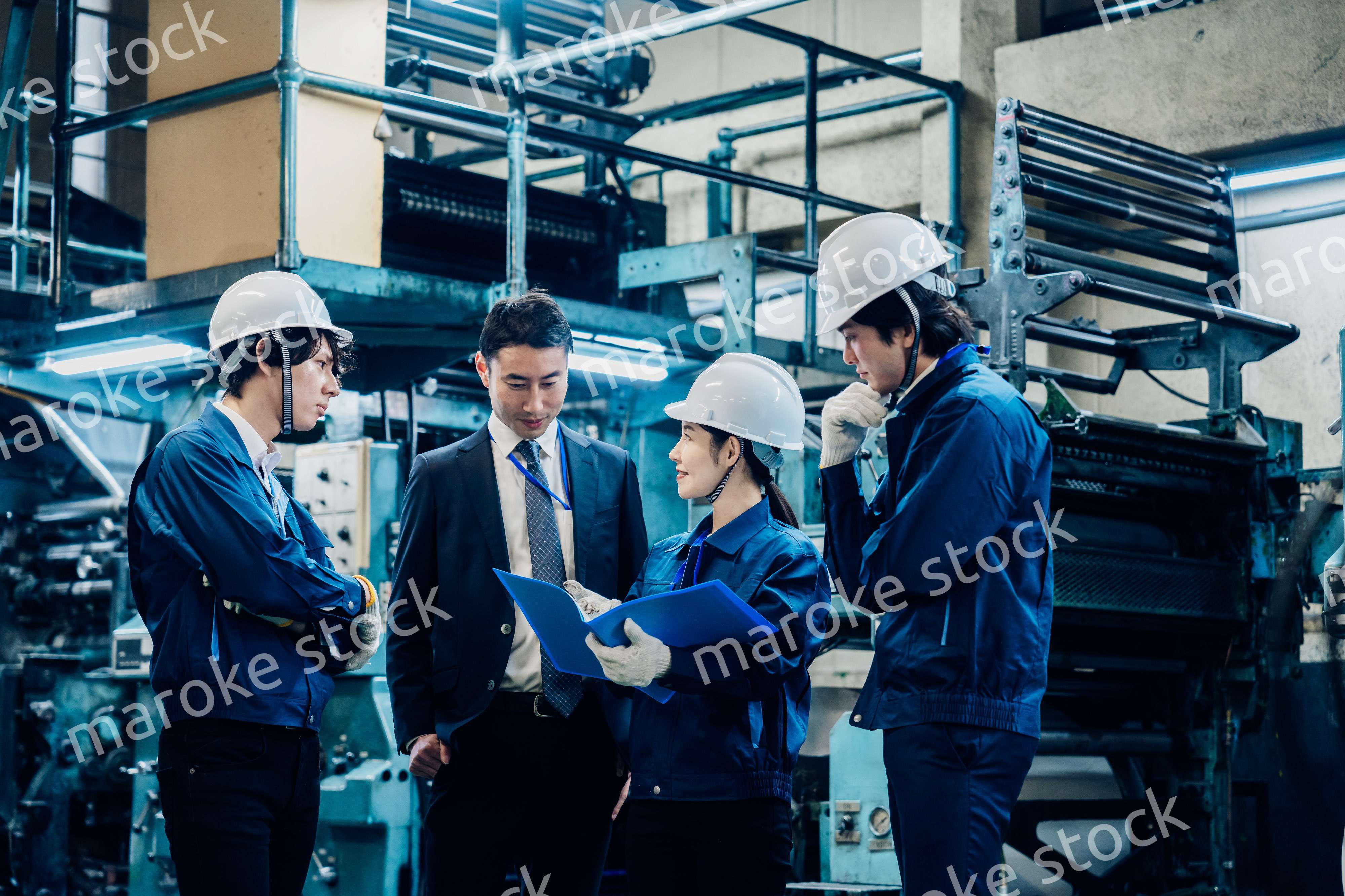 工場で資料を確認する労働者