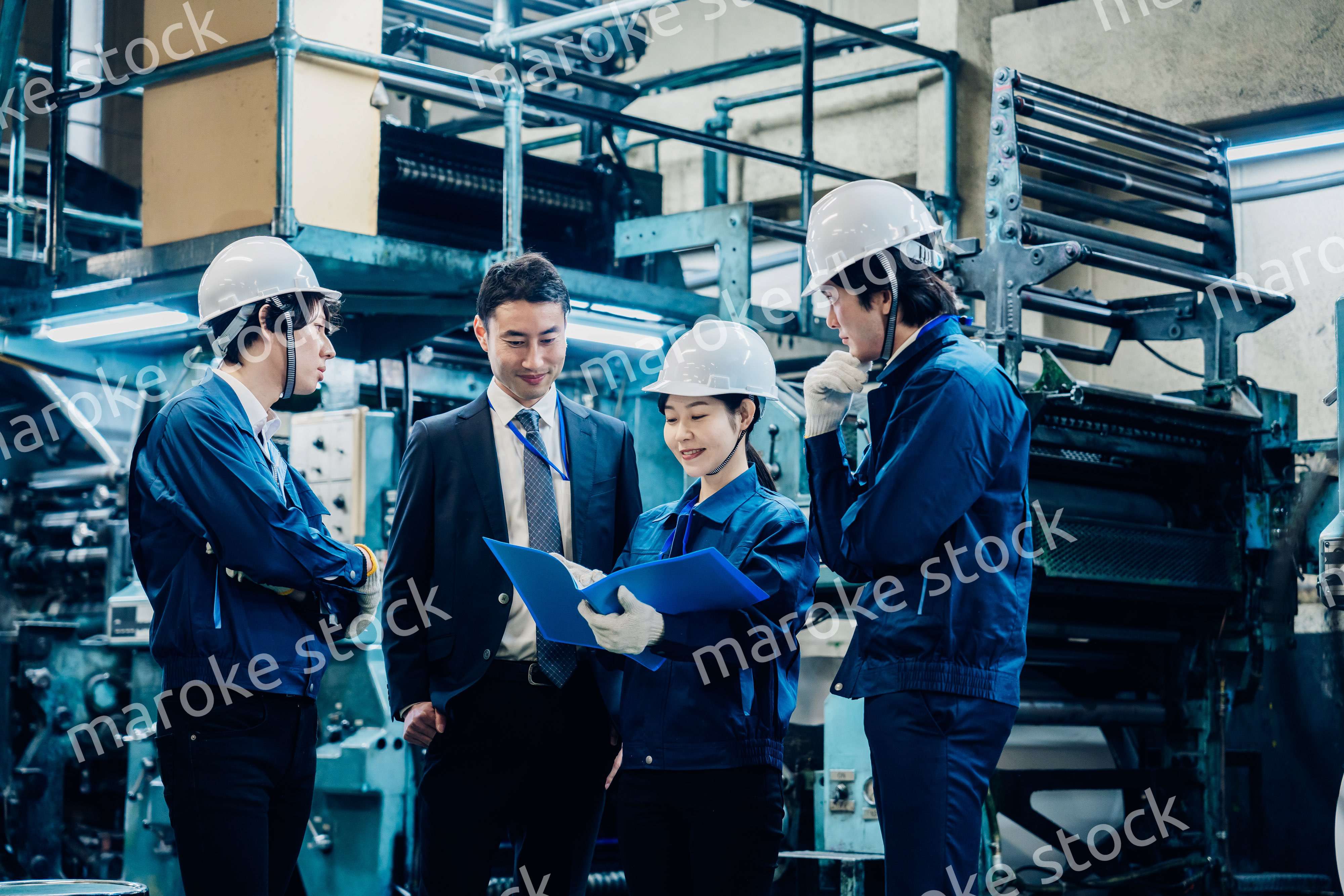 工場で資料を確認する労働者