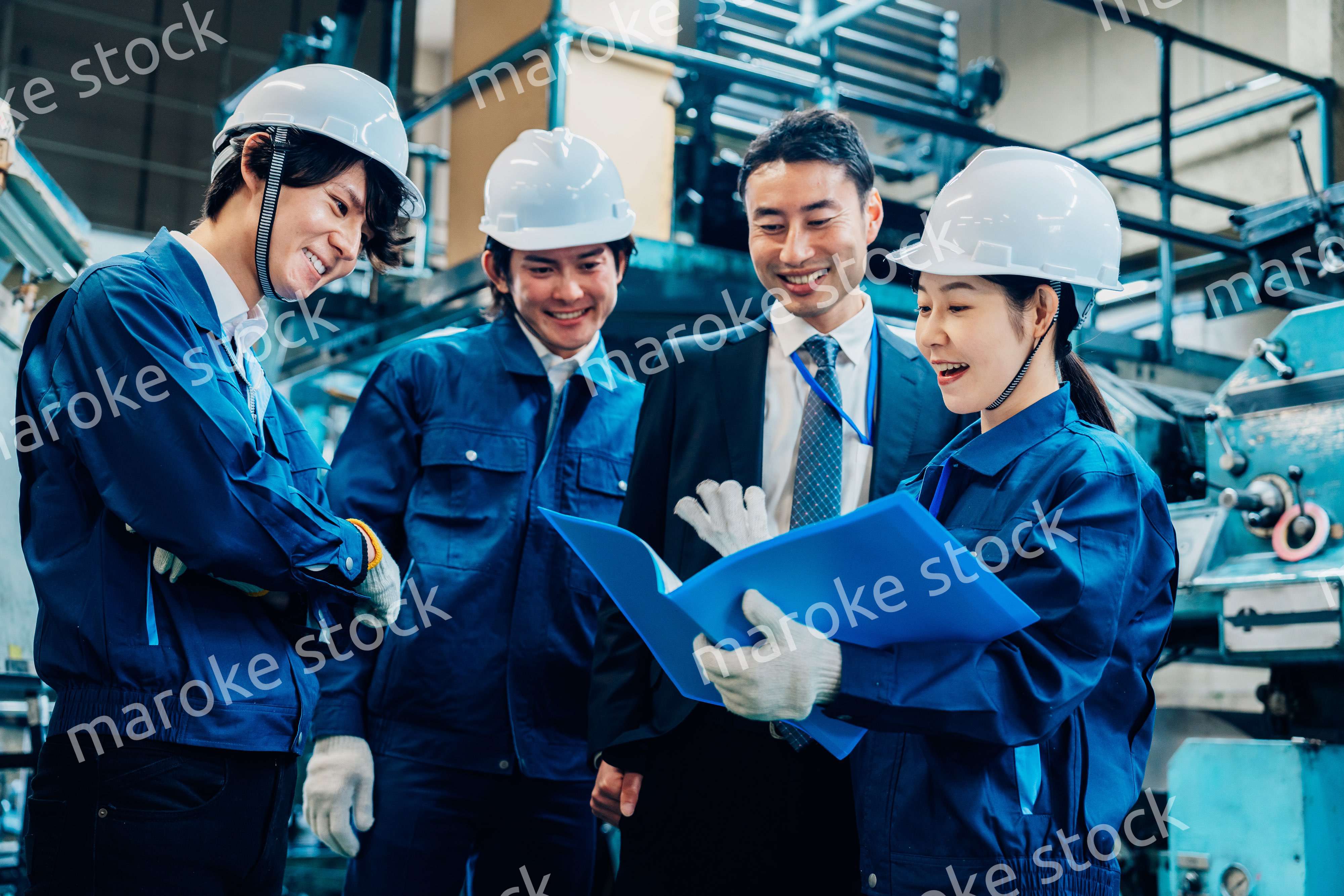 工場で資料を確認する労働者