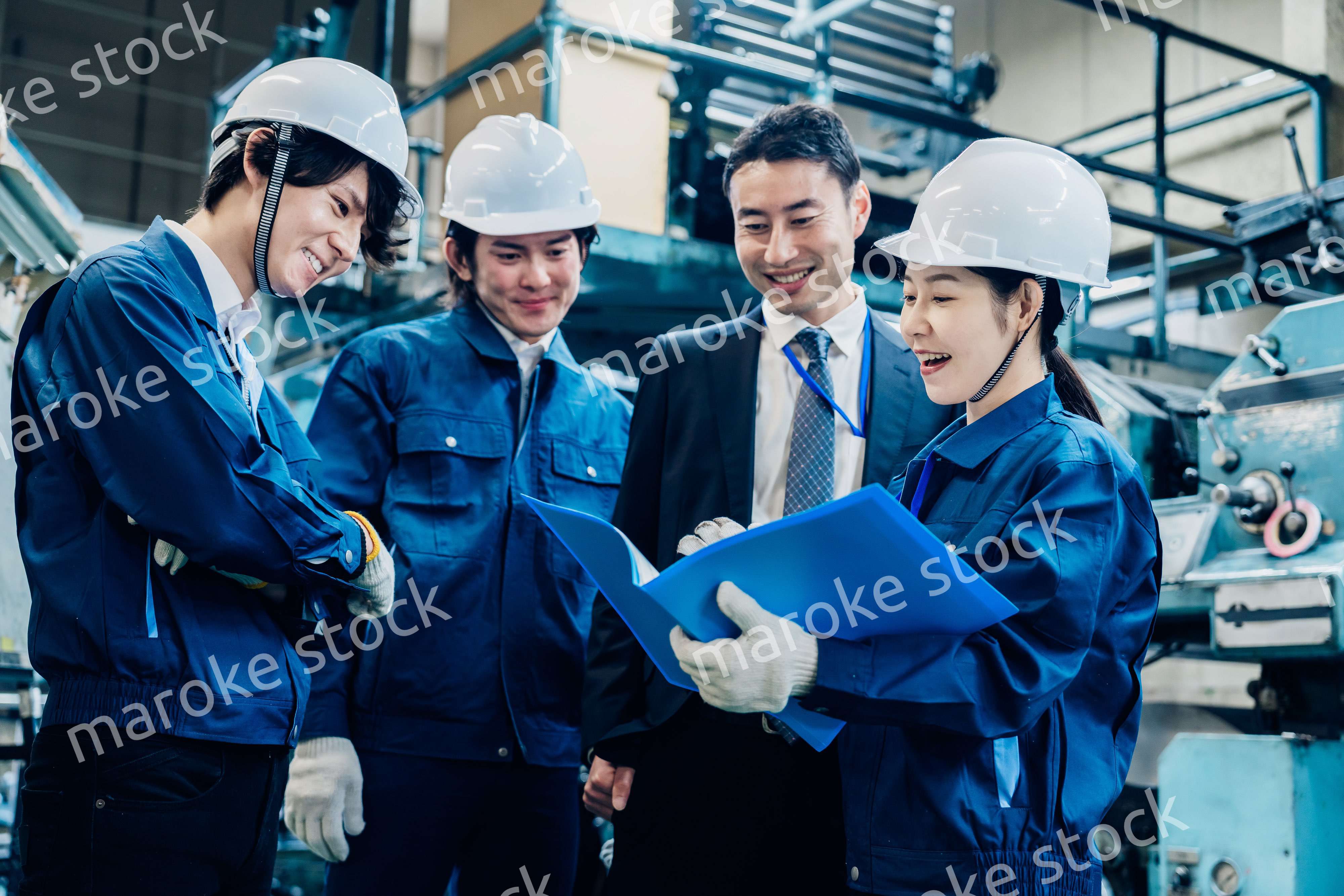 工場で資料を確認する労働者